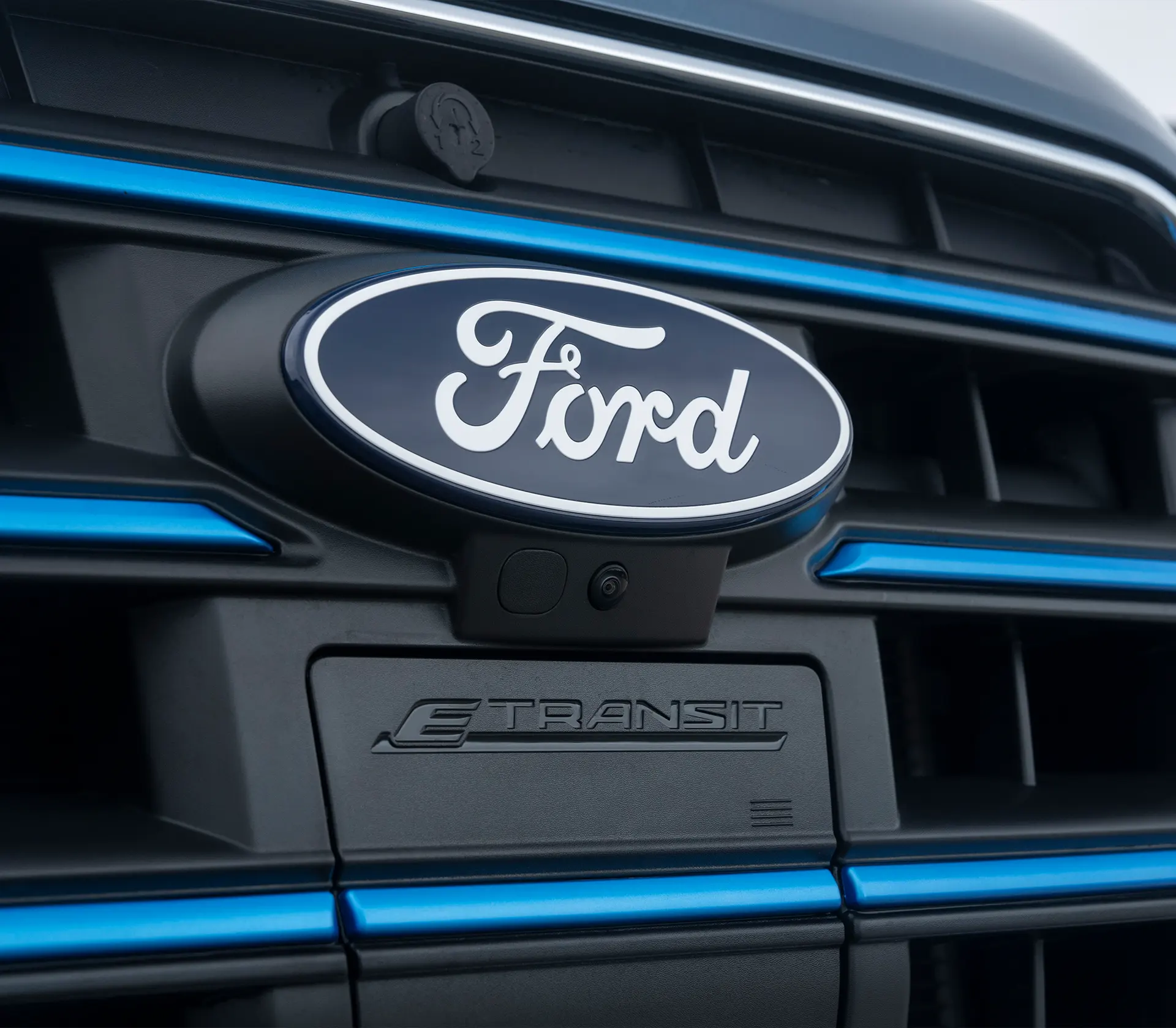 geschlossene Ladeklappe des E-Transit mit dem Ford Logo