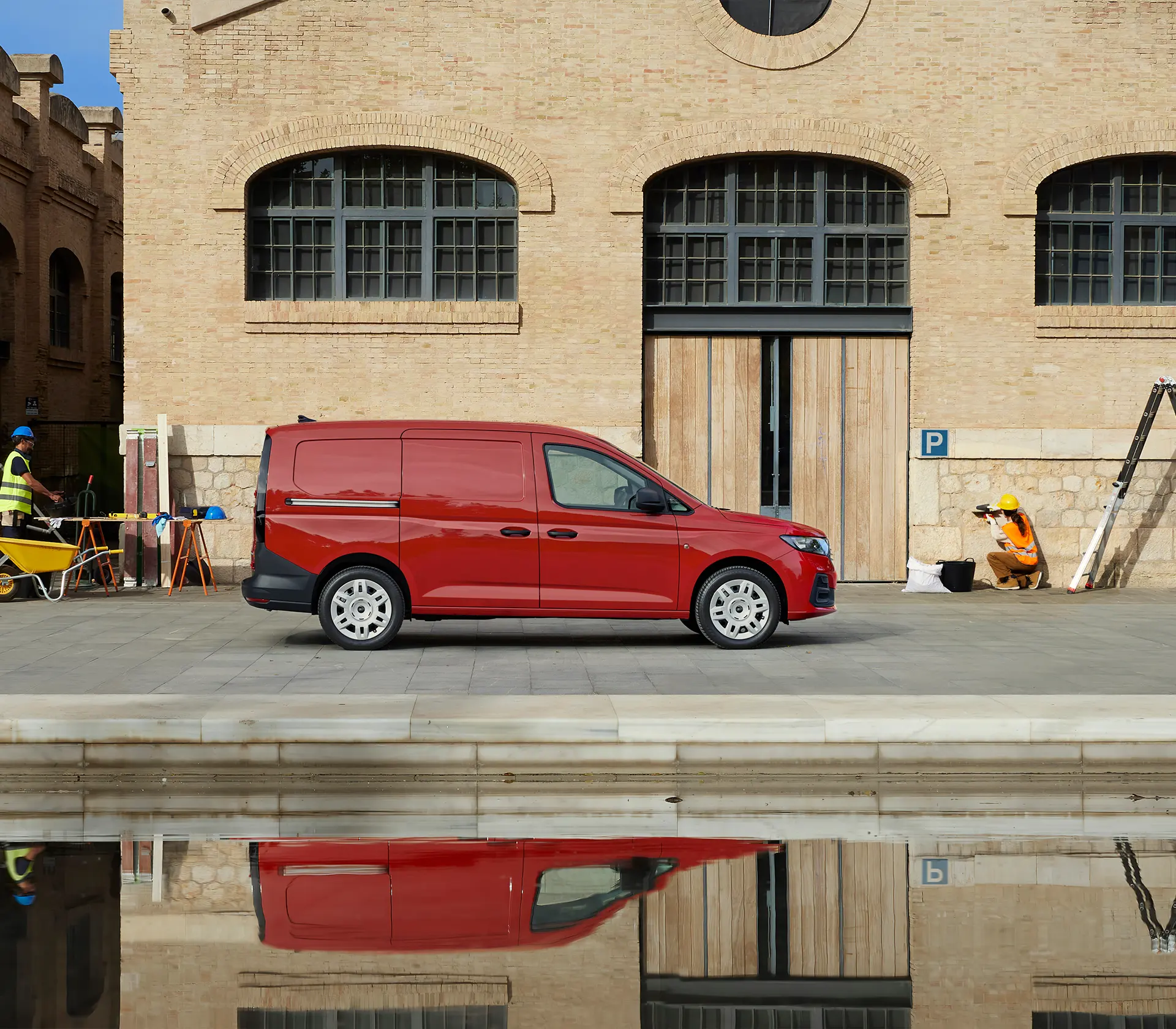 seitliche Ansicht auf den Transit-Connect welcher sich im Wasser spiegelt