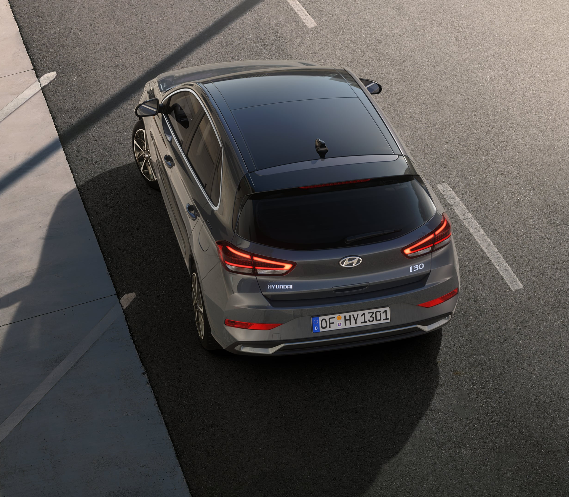 Hyundai i30 MY25 man schaut von Oben auf das Fahrzeug drauf