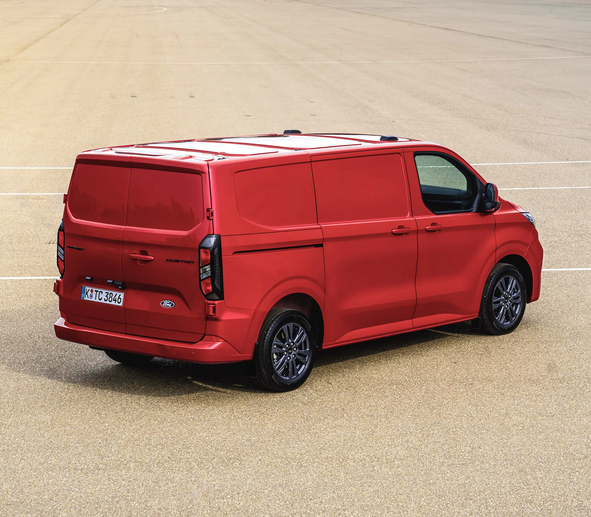 Heckansicht auf einen roten Transit-Custom