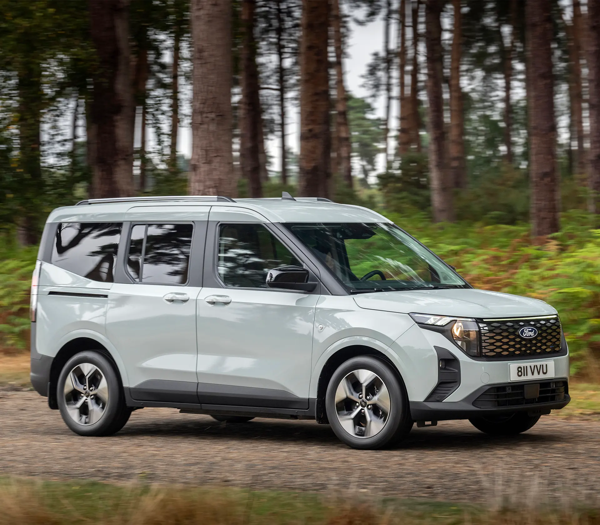 Seitenansicht vom E-Tourneo Courier im Wald