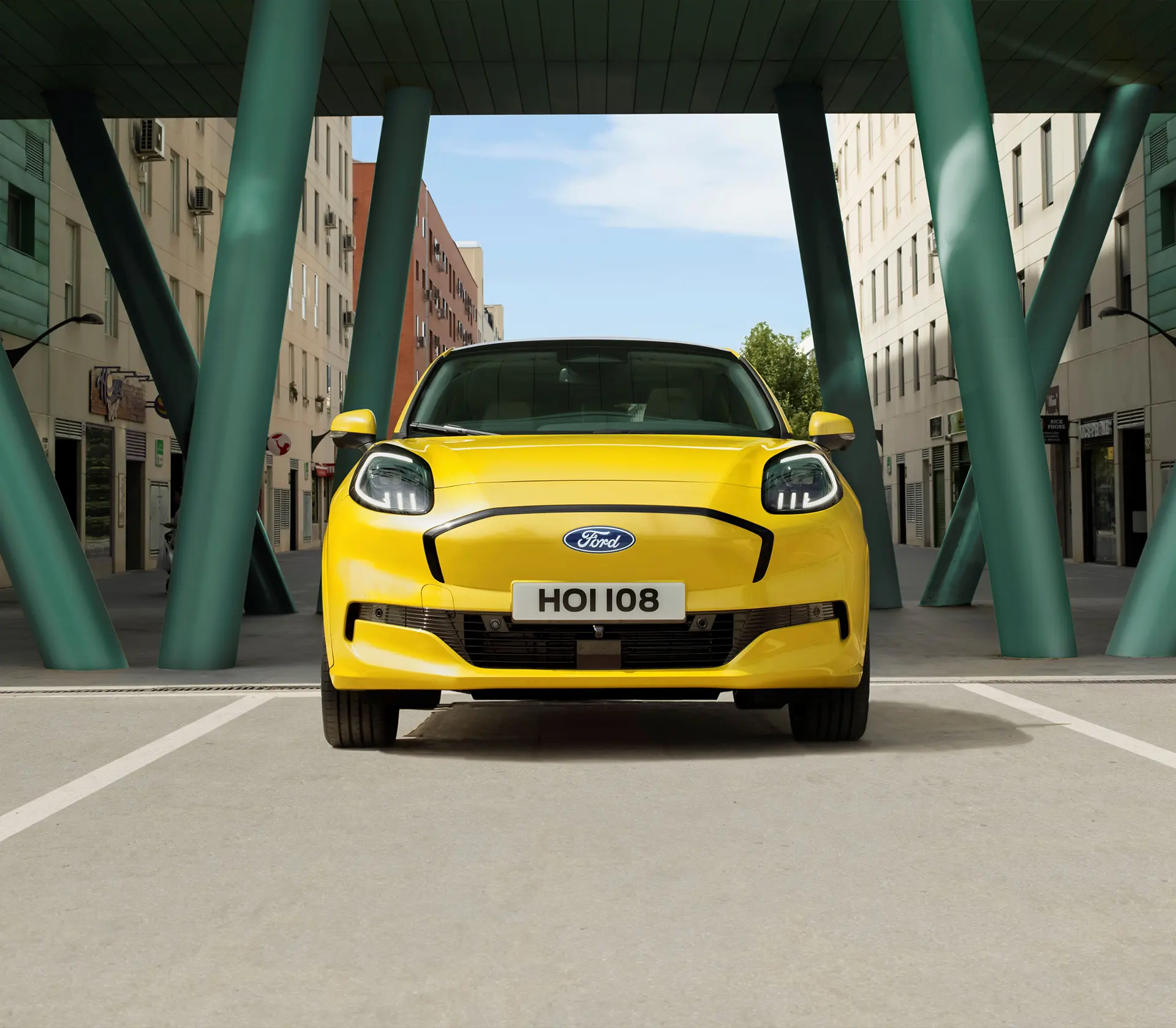 gelber Puma gen-egeparkt zwischen grünen Säulen