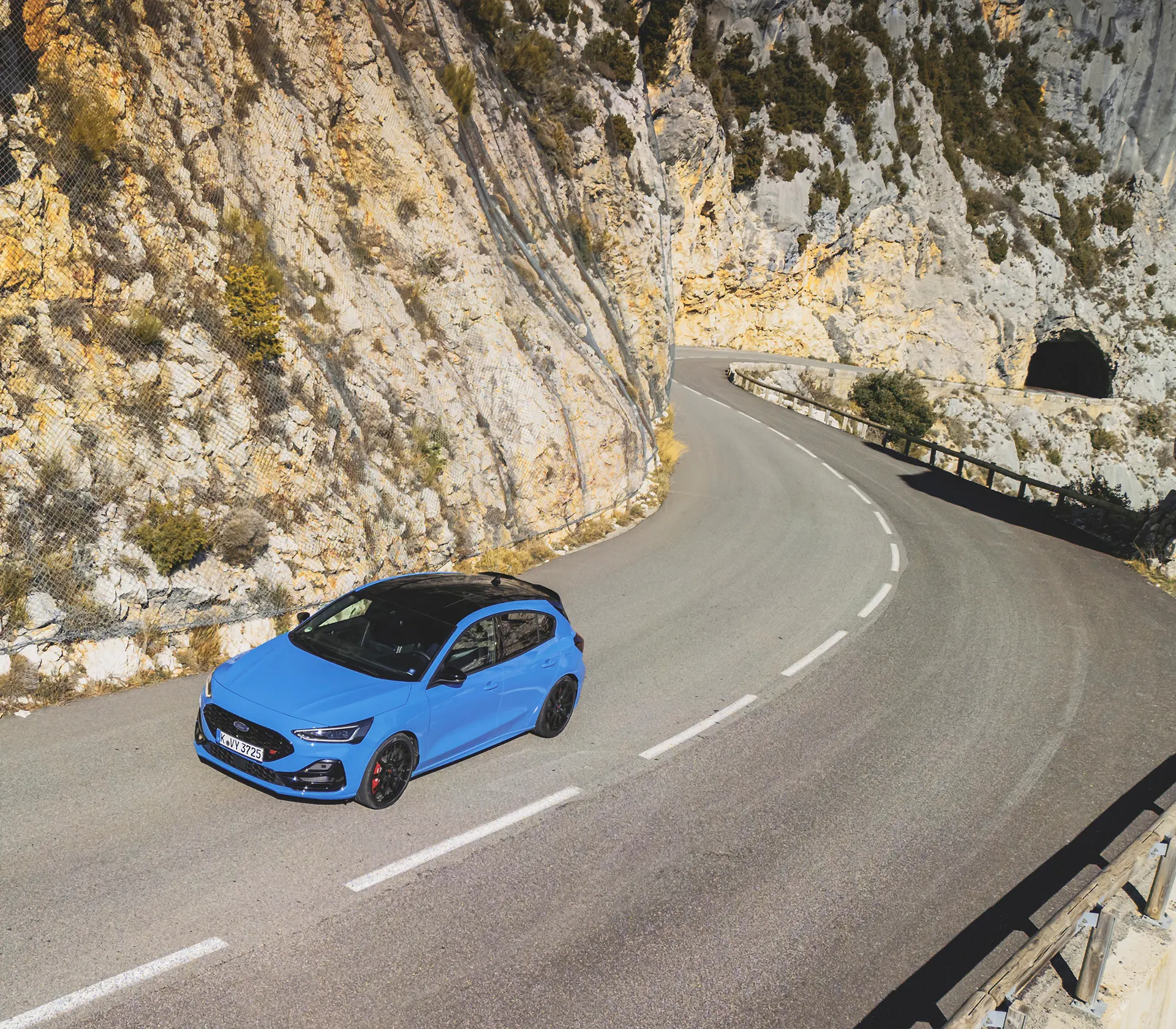 Focus ST in blau fährt auf der Straße aus der Vogelperspektive