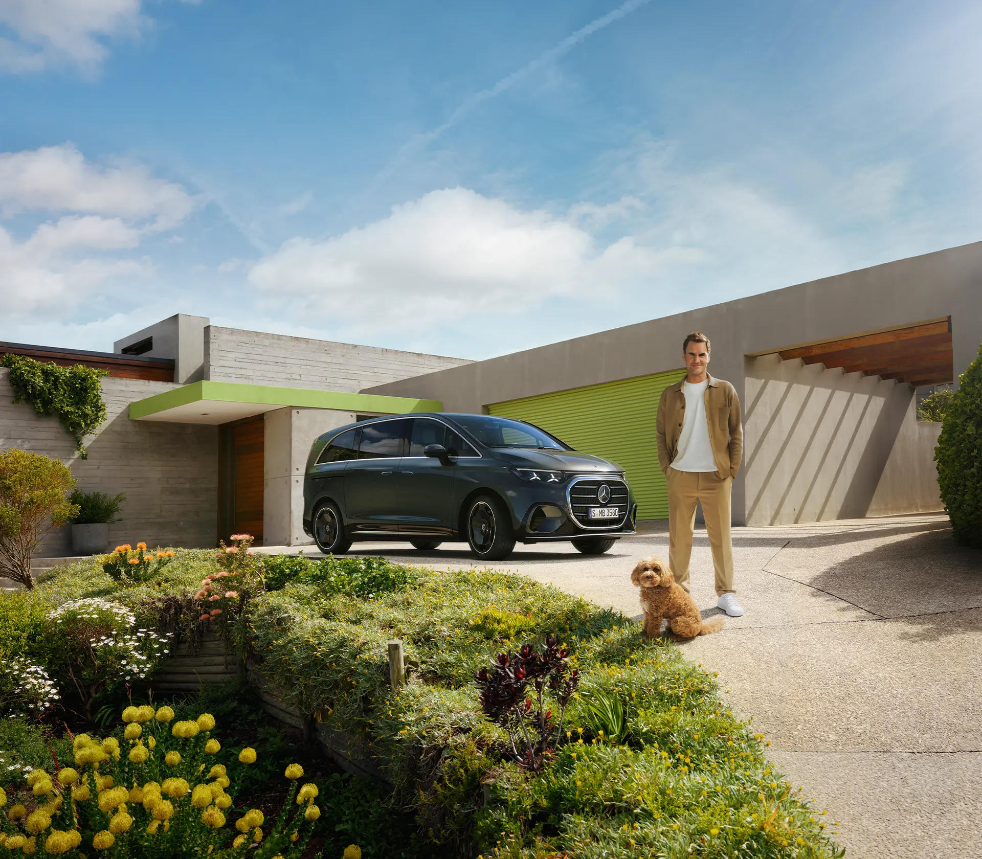 Mann und Hund stehen vor dem neuen VLE