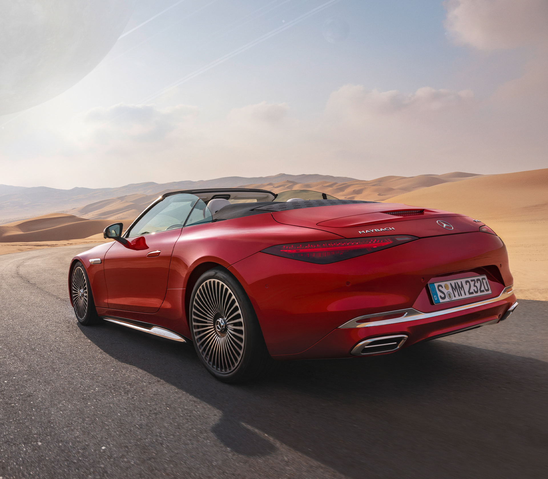 Maybach SL Cabriolet in Rot, Hinteransicht 