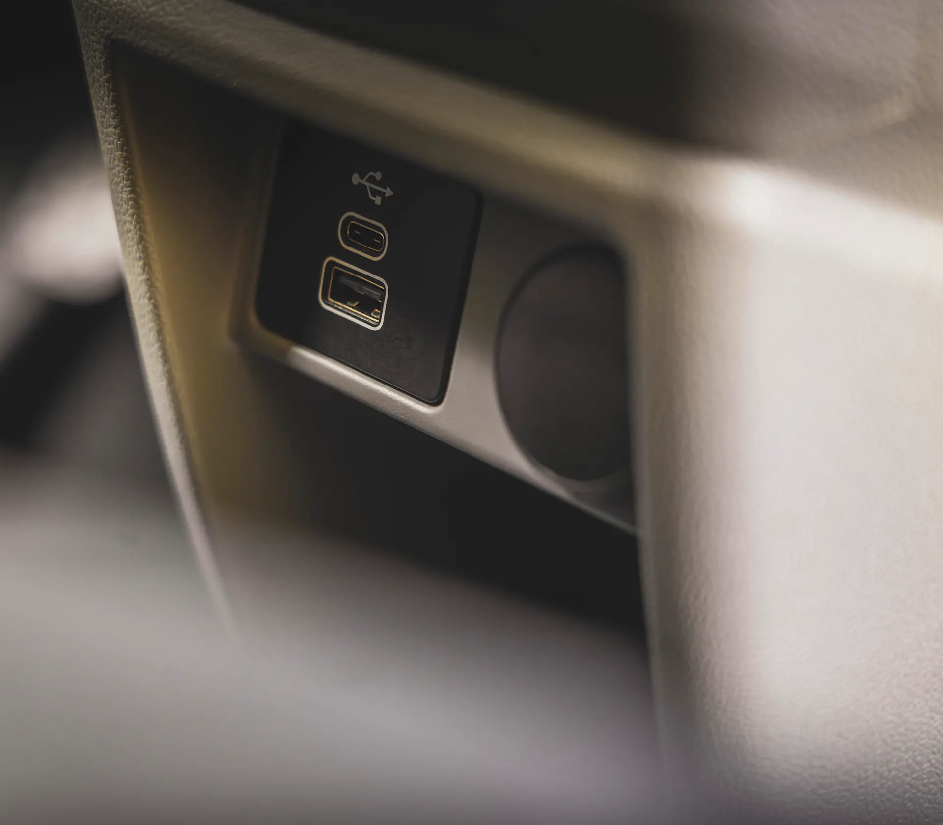Detailaufnahme von USB und USBC Steckdosen im Transit-Custom