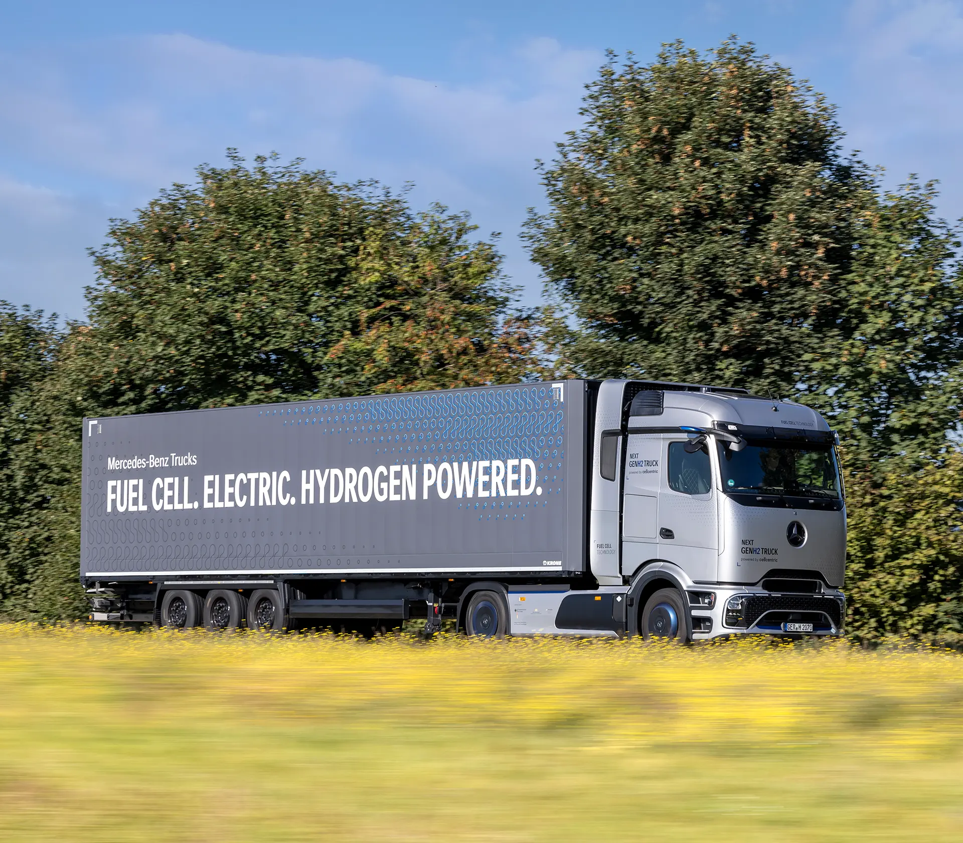 Die Seitenansicht auf den NextGenH2 der auf der Straße fährt