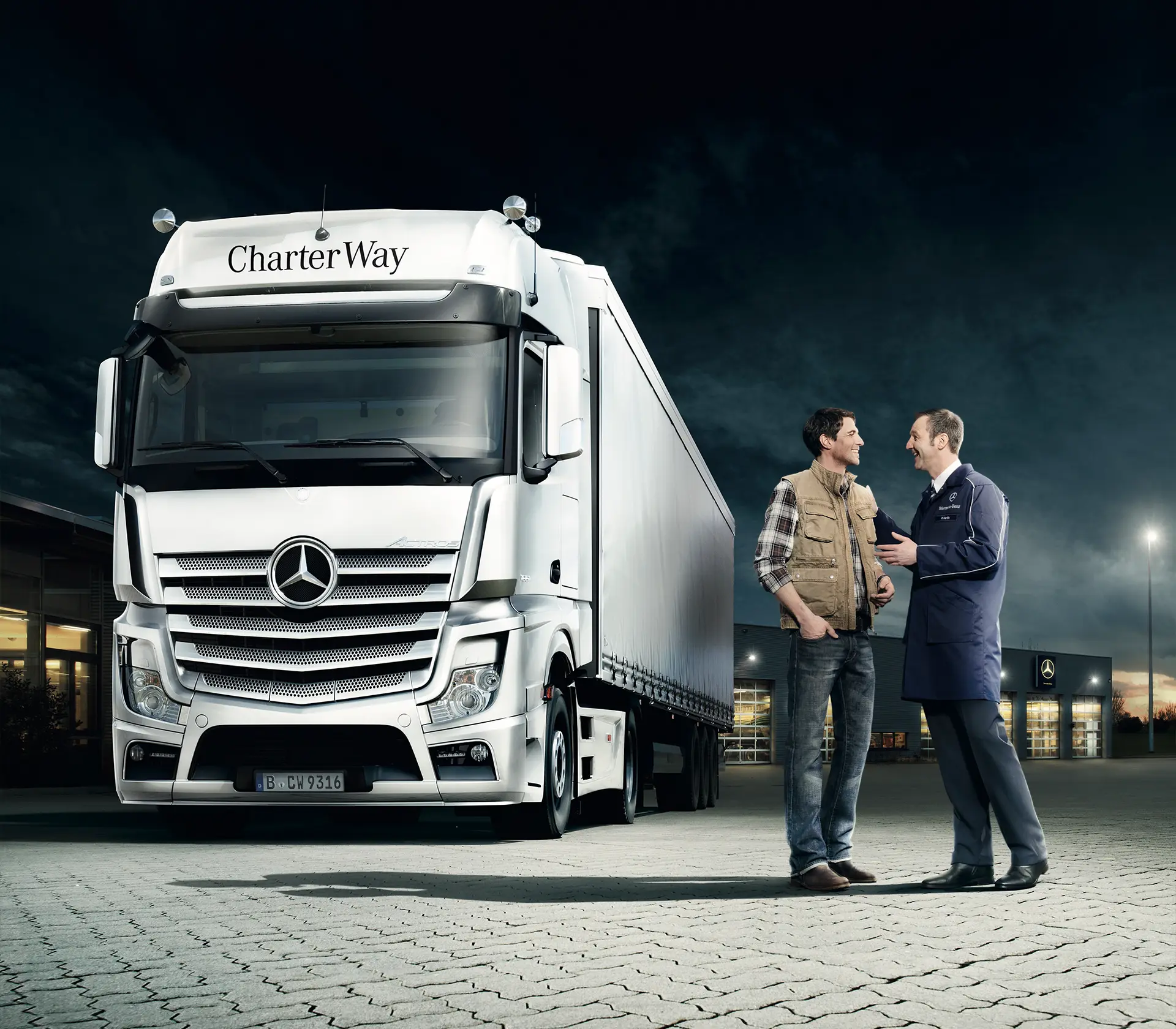 Mercedes-Benz Actros mit Fahrer und Verkäufer im Gespräch