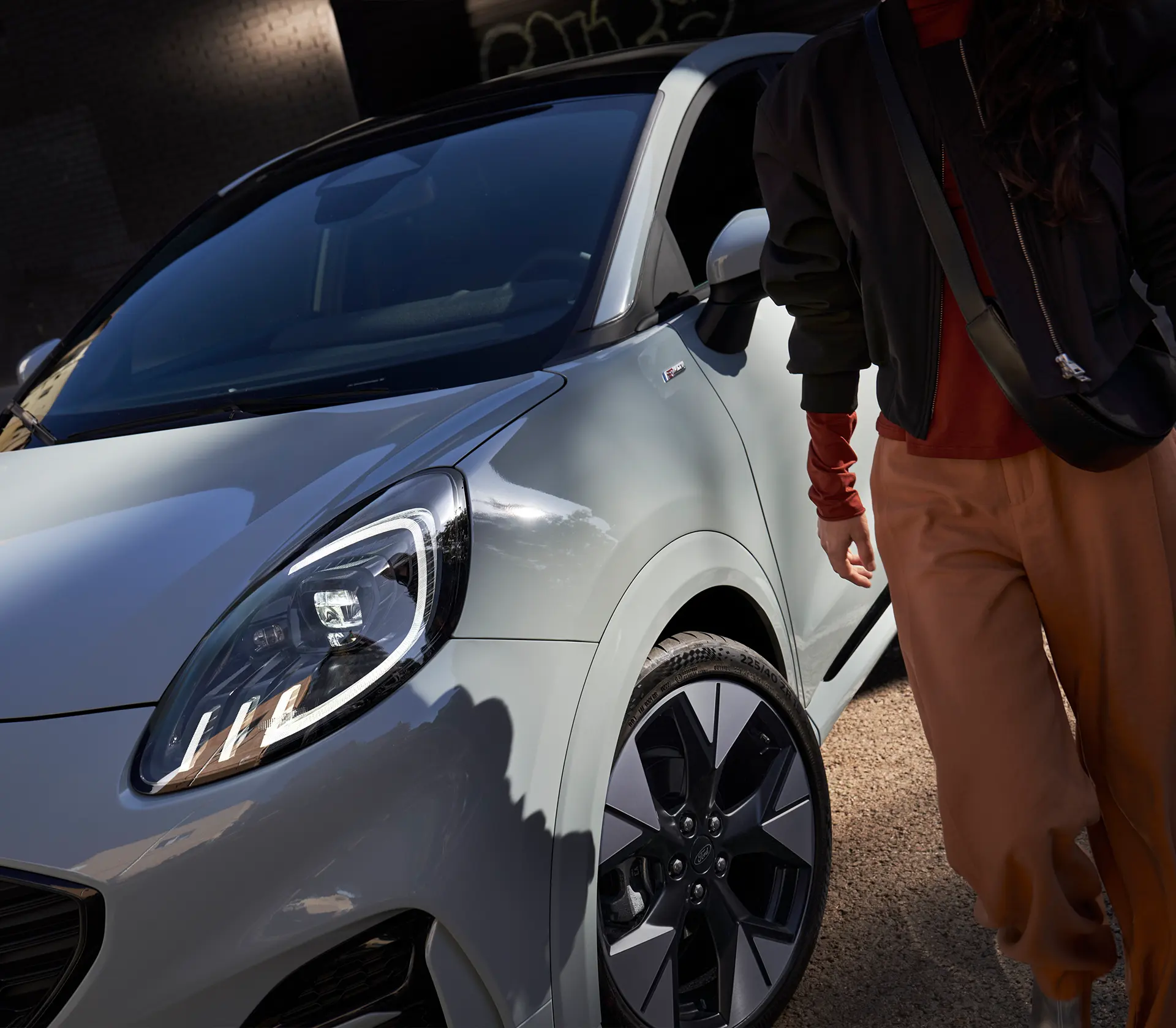 Mann läuft an dem Puma vorbei, eingeknicktes Rad beim Puma