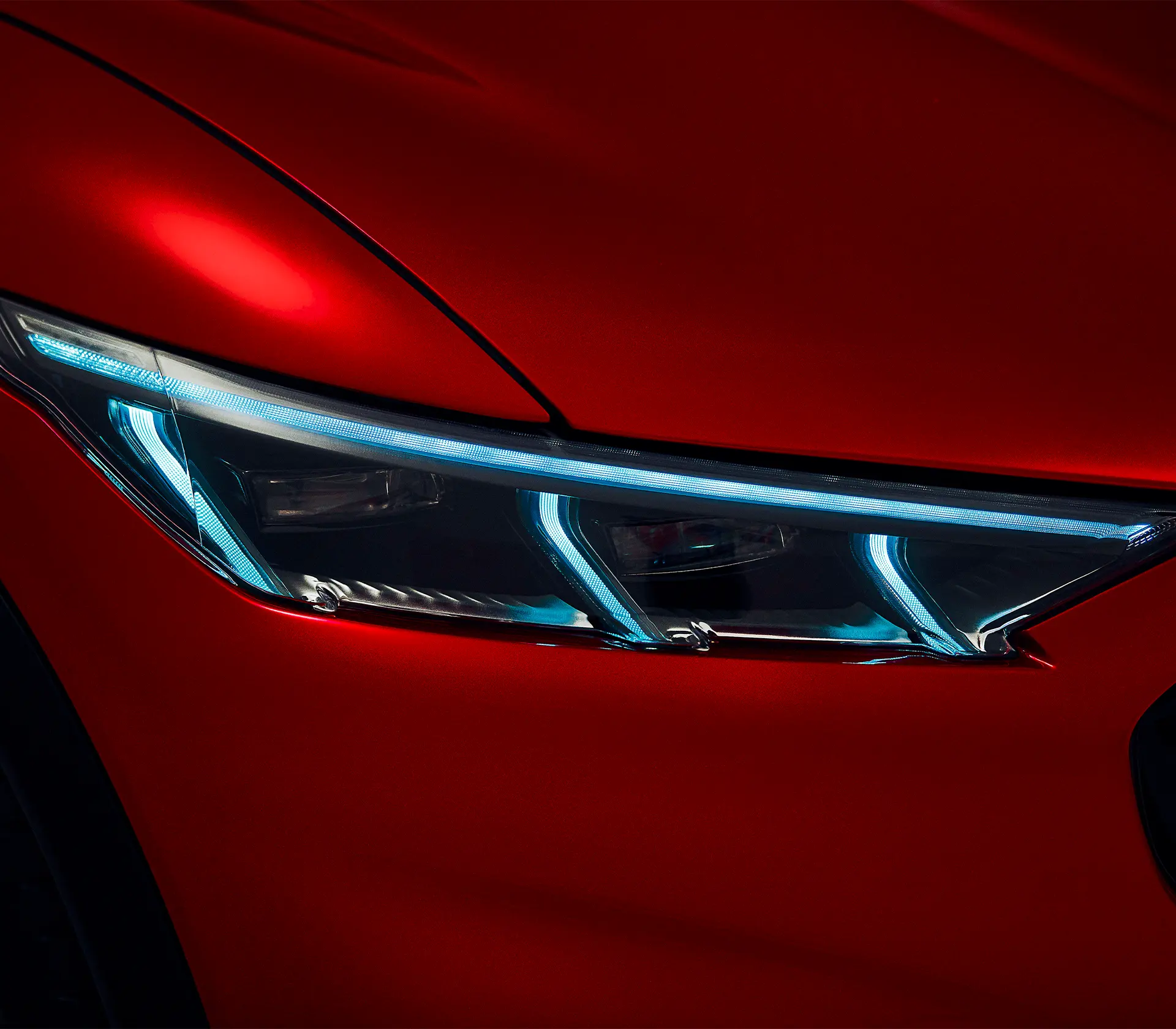 Scheinwerfer bei einem Roten Mustang Mach-E