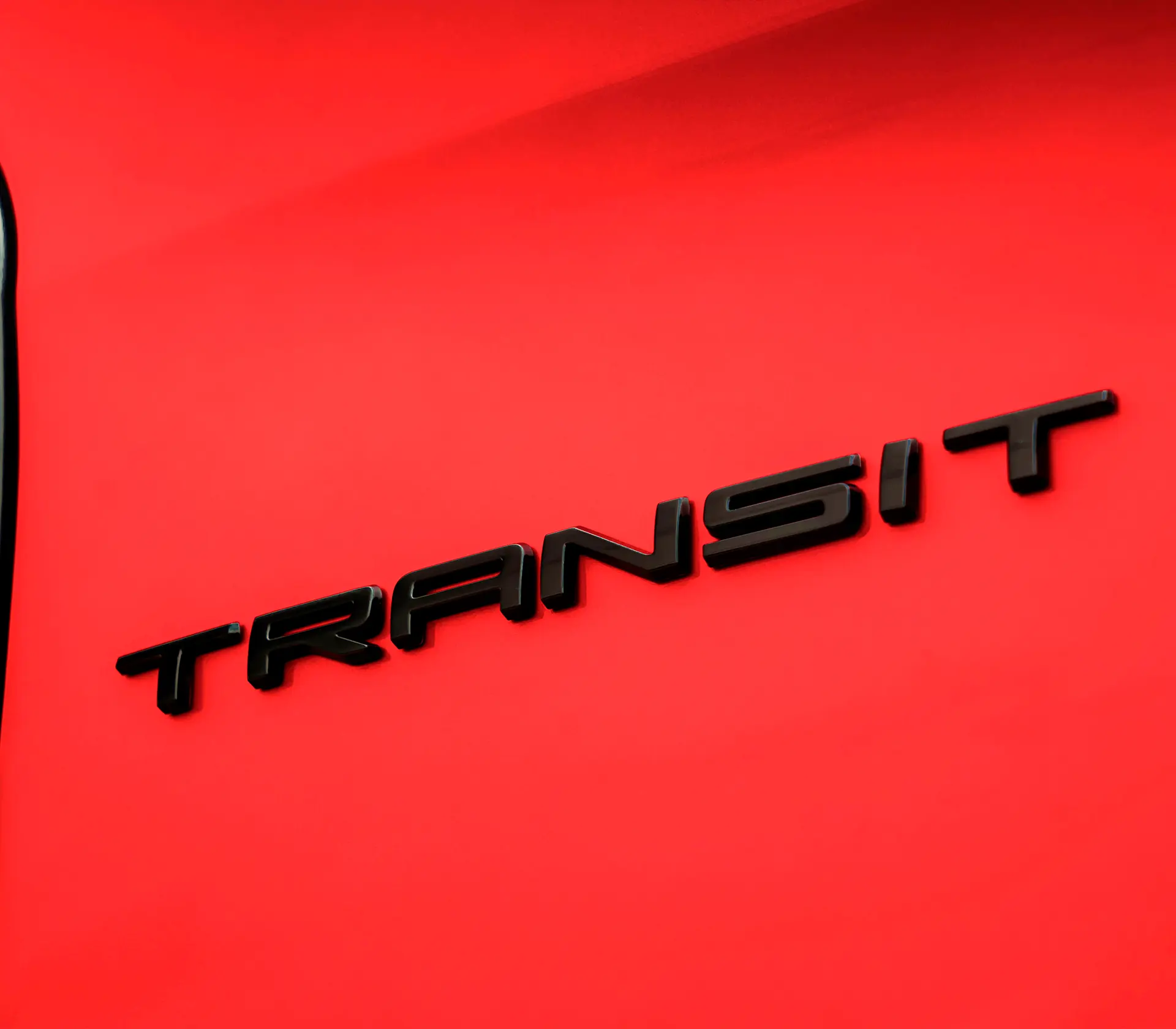Detailaufnahme vom Transit Logo bei Transit Custom