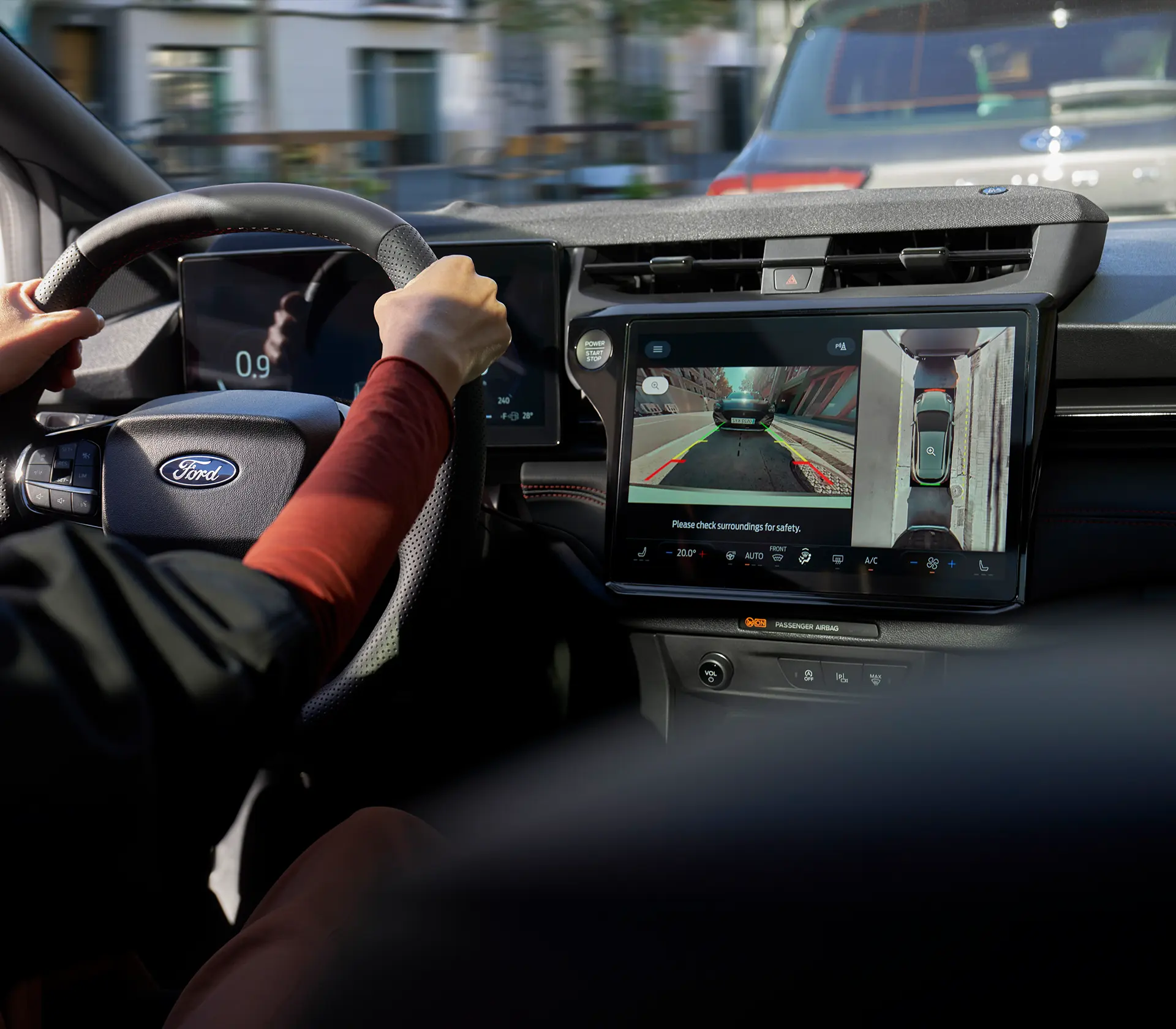 Frau sitzt am Steuer und parkt den Puma mithilfe von Parkassistenz ein