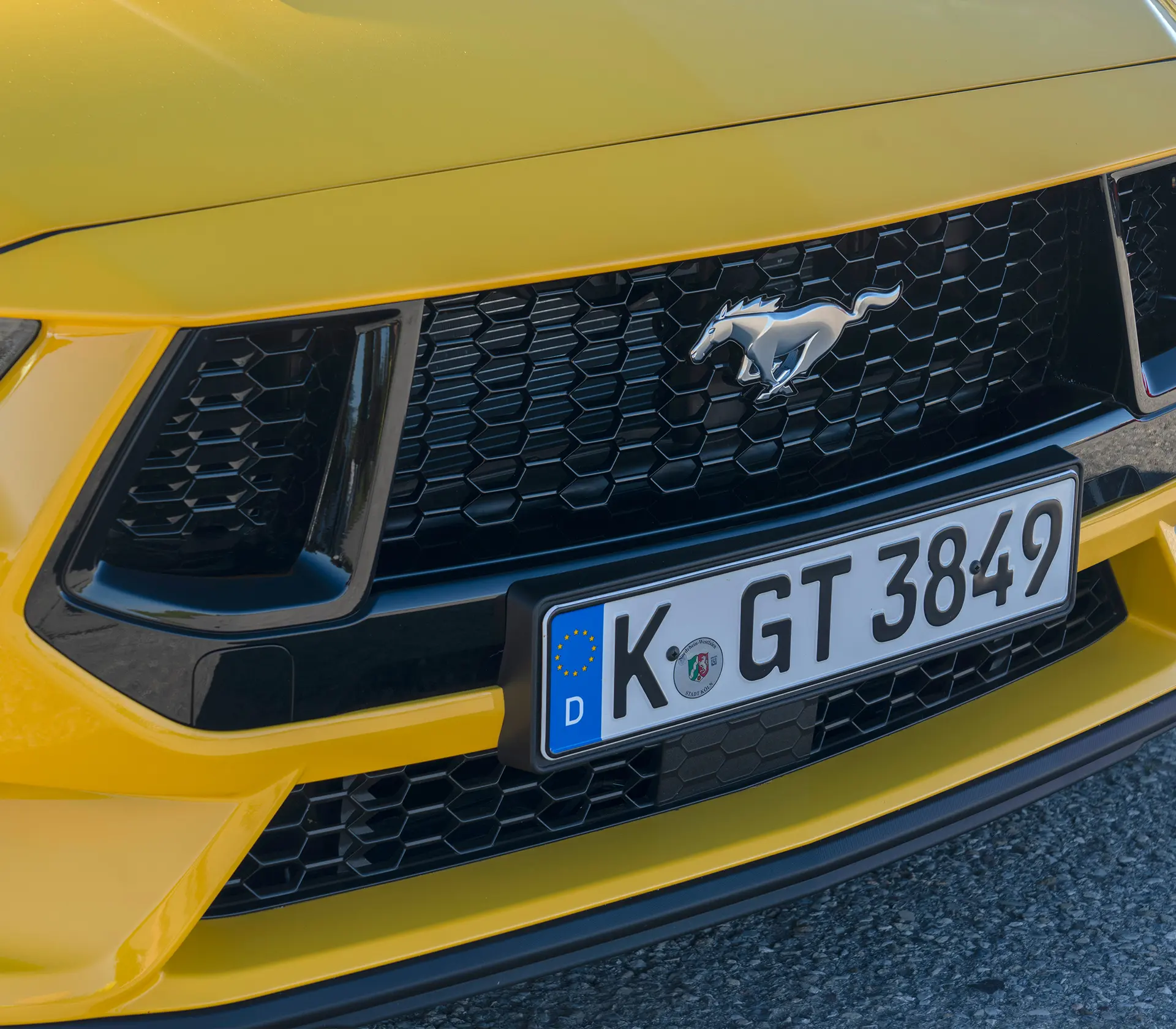 Kühlergrill eines gelben Ford Mustang