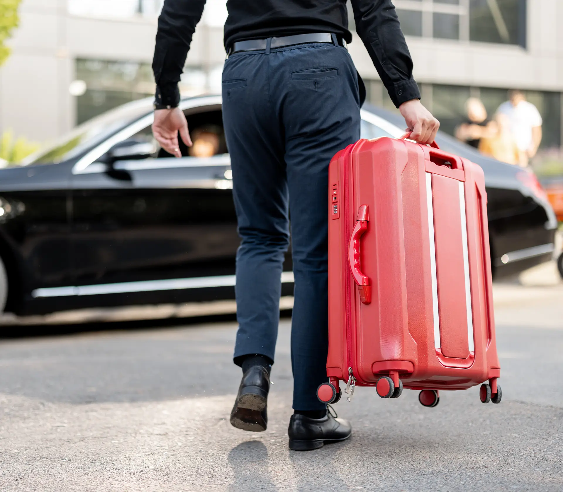 Taxifahrer trägt Koffer zum Fahrzeug