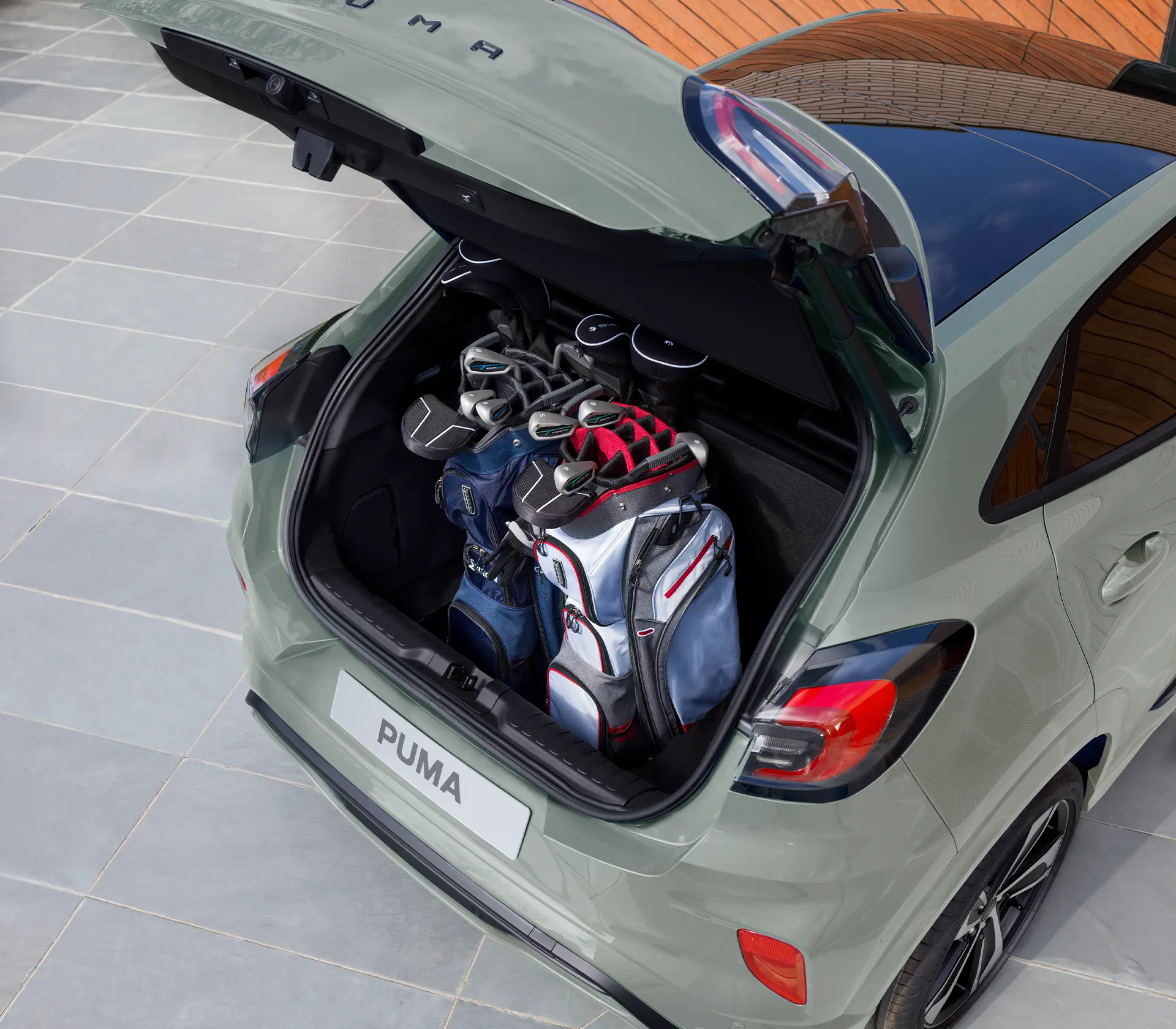 der Kofferraum des Puma gefüllt mit Golf Bags