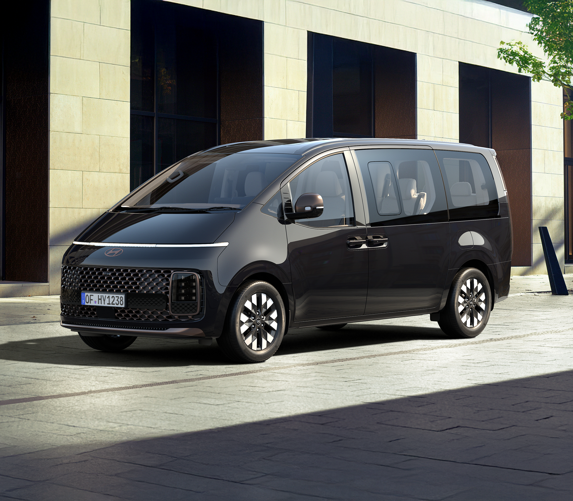 Hyundai Staria in schwarz von der Seite mit einem modernen Hintergrund