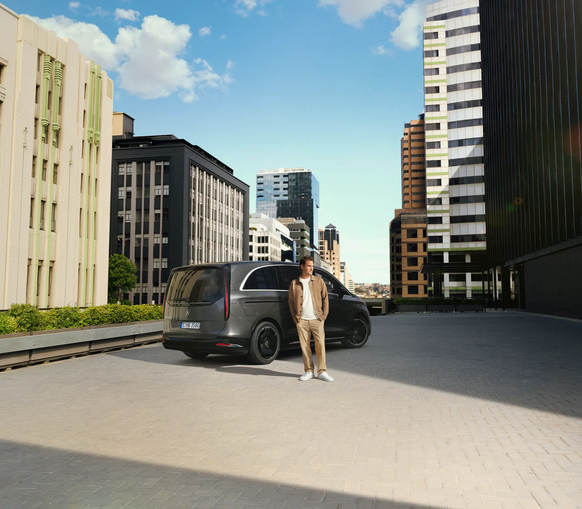 die Heckansicht auf den neuen VLE, welcher zwischen Gebäuden steht. Ein Mann steht davor