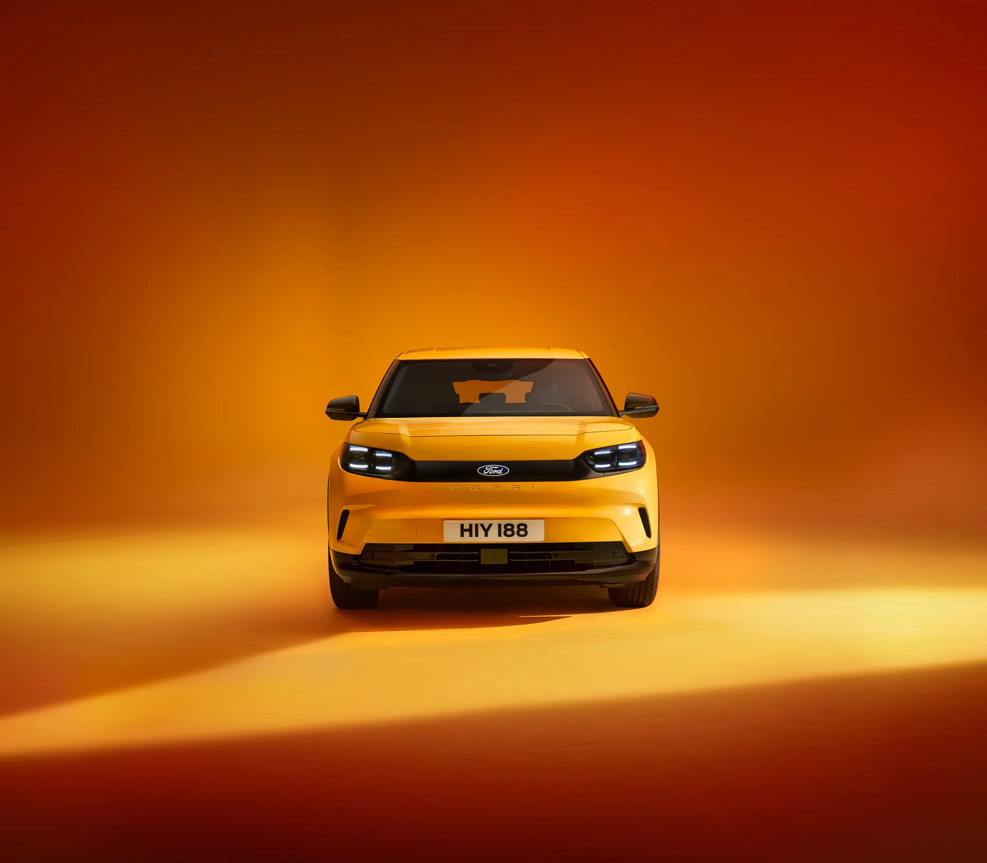 gelber Capri in einer komplett Orangenen Kulisse