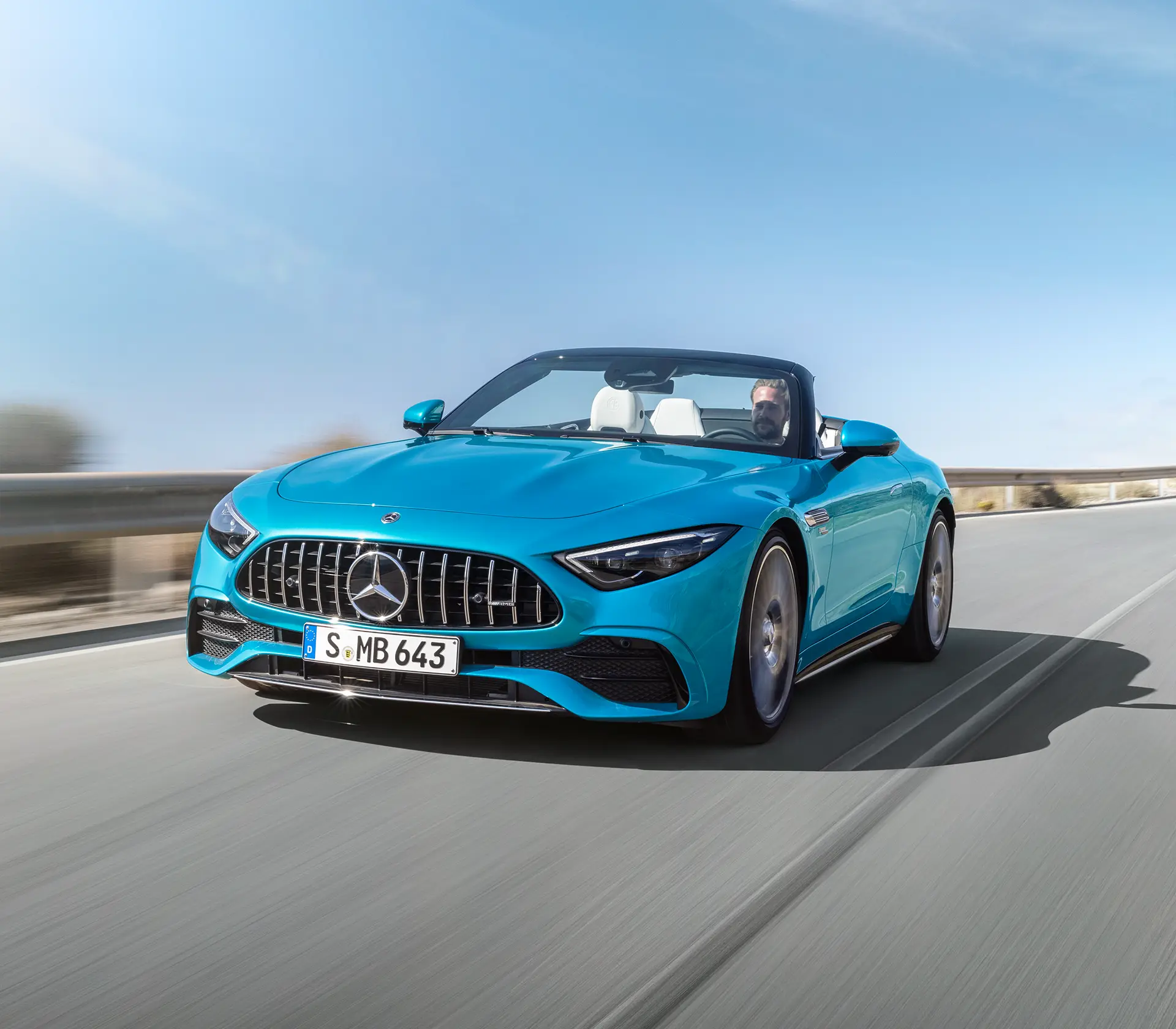 Mercedes-AMG SL-Roadster mit offenem Dach Ansicht von vorne während der Fahrt