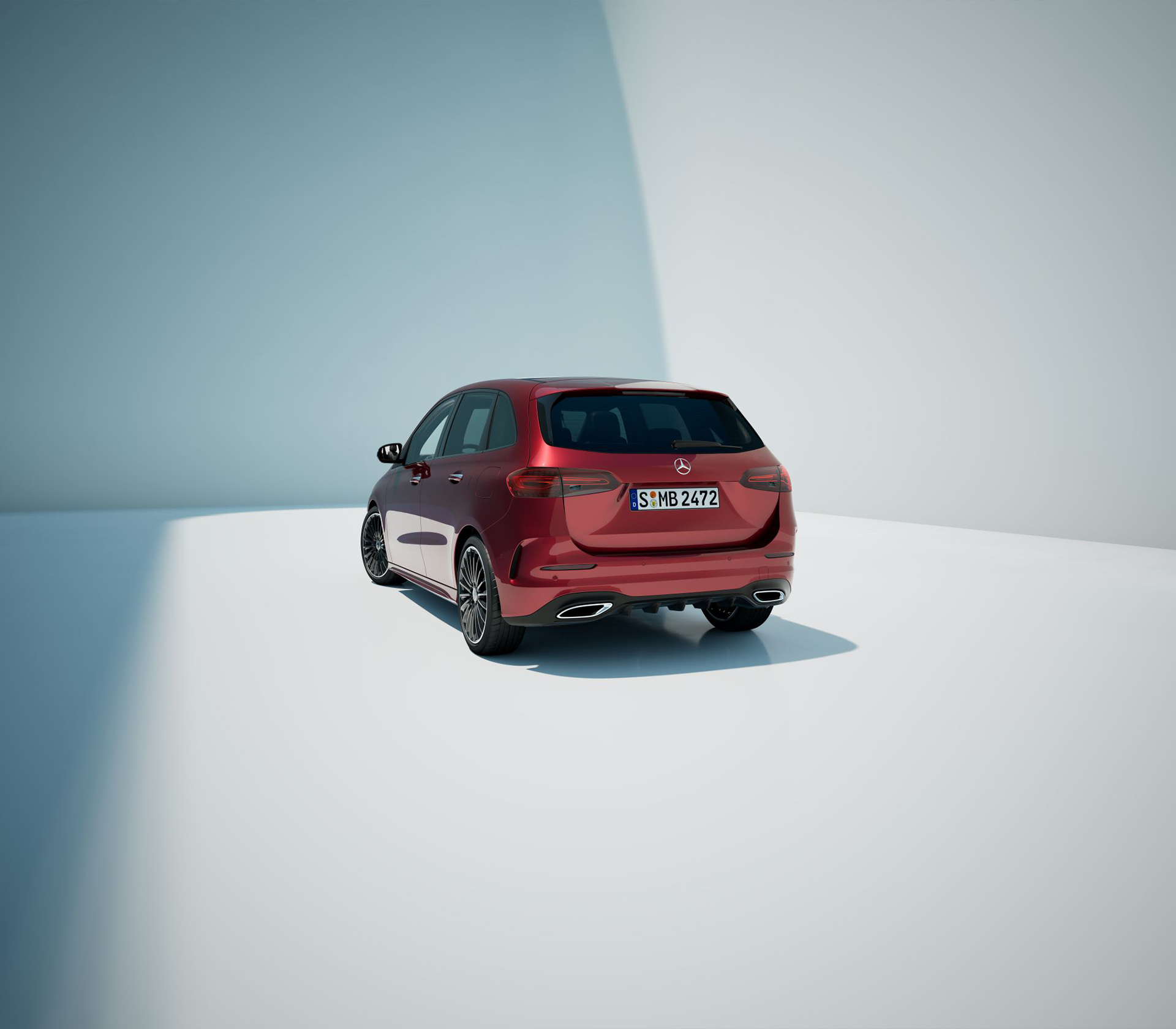 Mercedes-Benz B-Klasse in Rot in Studienumgebung mit Schattenspiel.