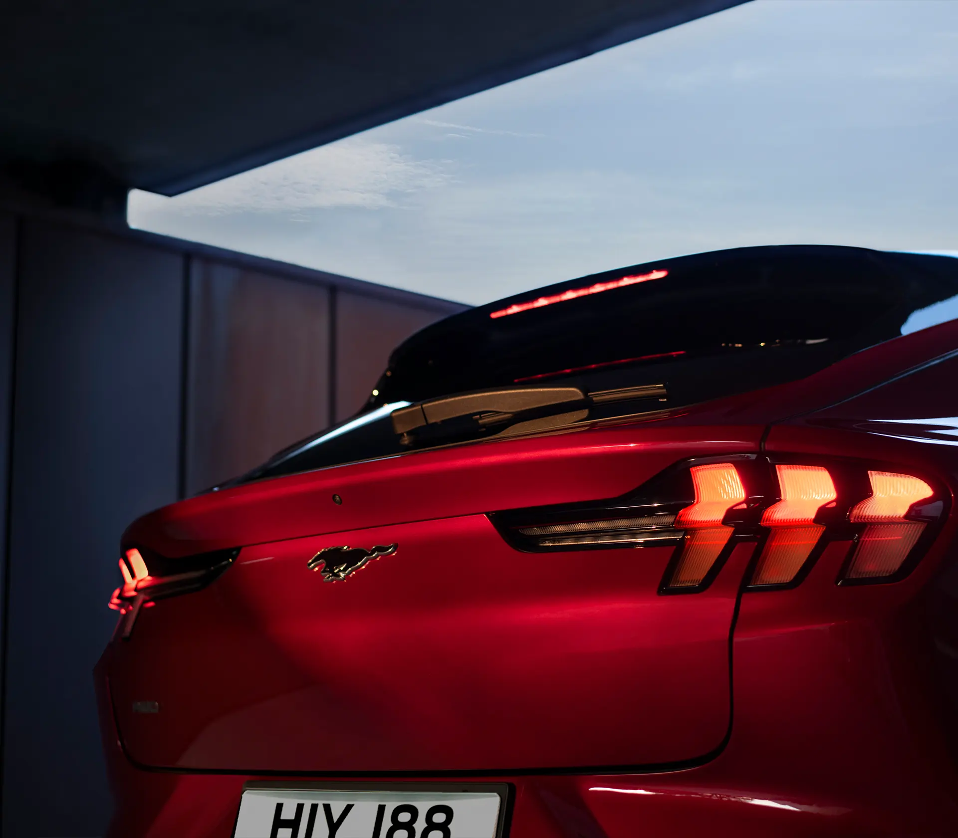 Heckansicht auf den geschlossenen Kofferraum vom roten Mustang Mach-E