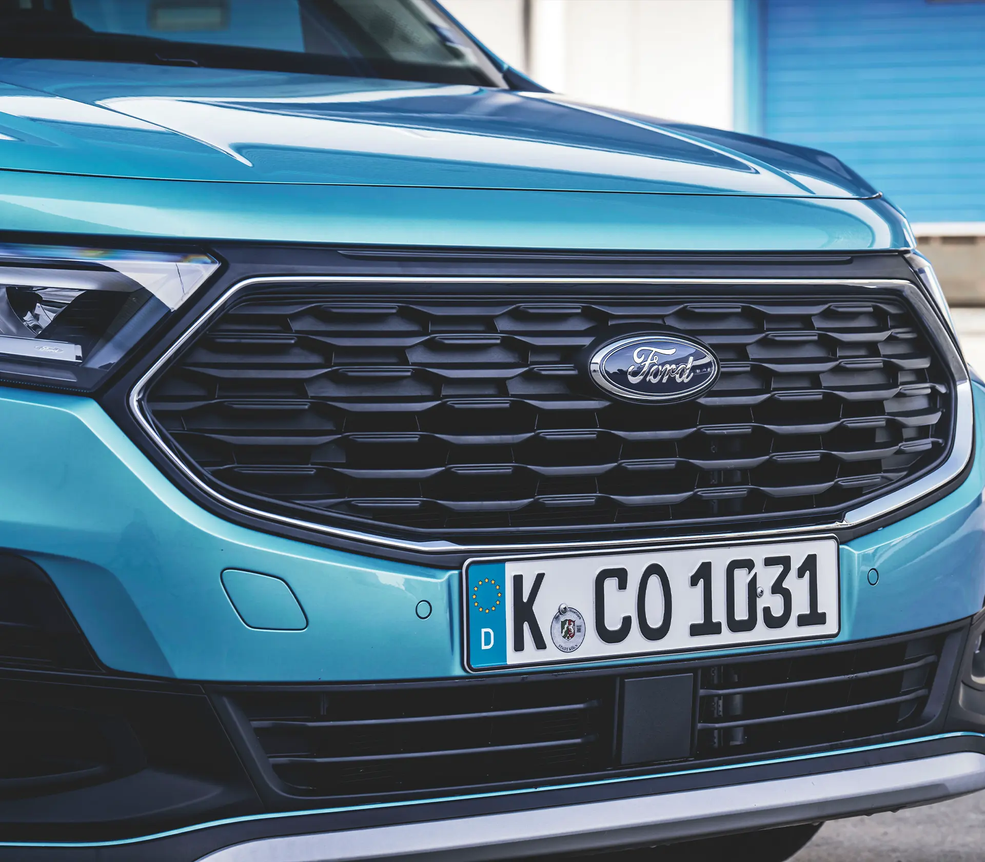 Kühlergrill des blauen Ford Tourneo-Connect