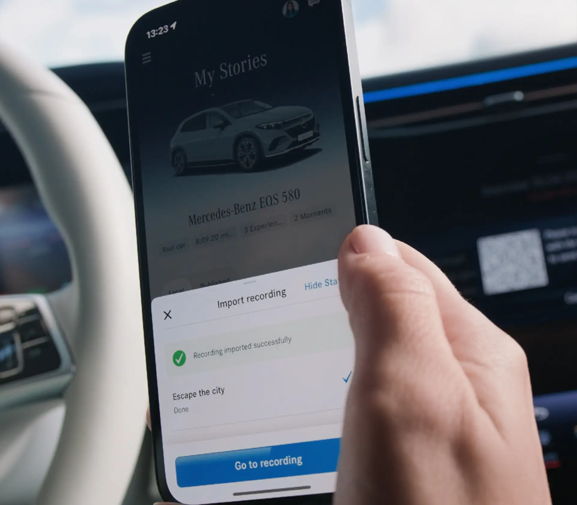 Man hat über sein smartphone die Bestätigung erhalten, dass die Updates für sein Fahrzeug installiert wurden