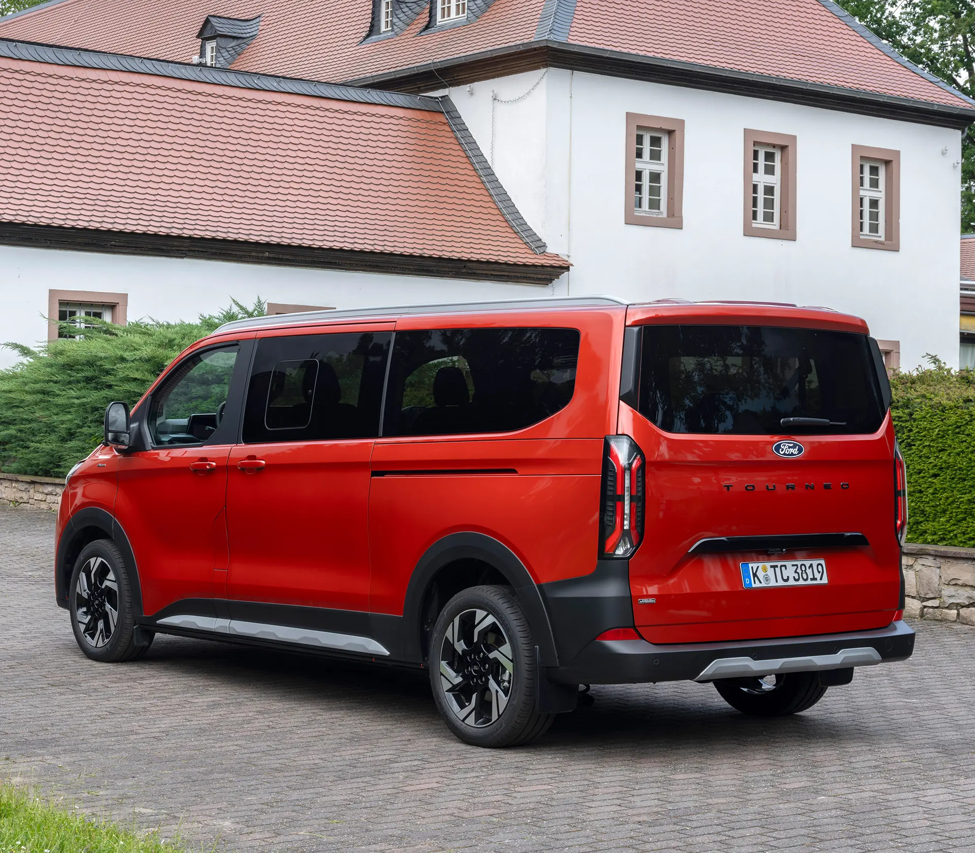 seitliche Heckansicht auf roten Ford Tourneo-Custom