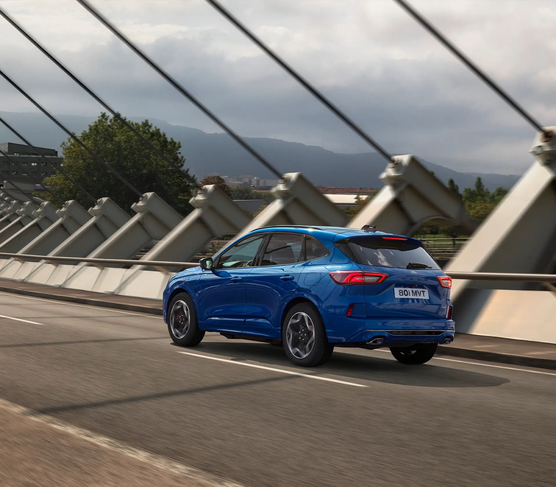 blauer Kuga fährt auf der Straße