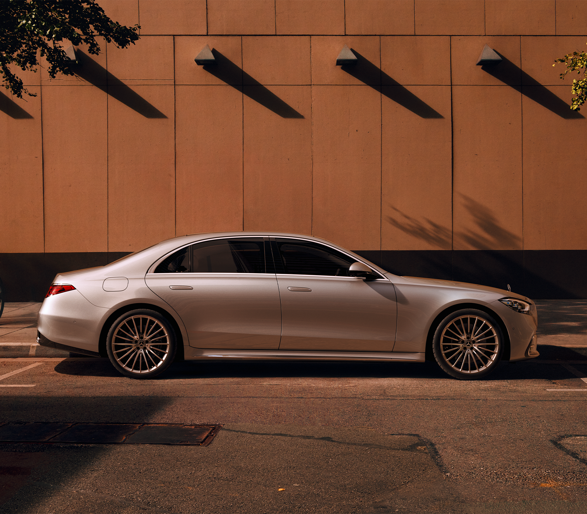 Mercedes-Benz S-Klasse grau von der Seite