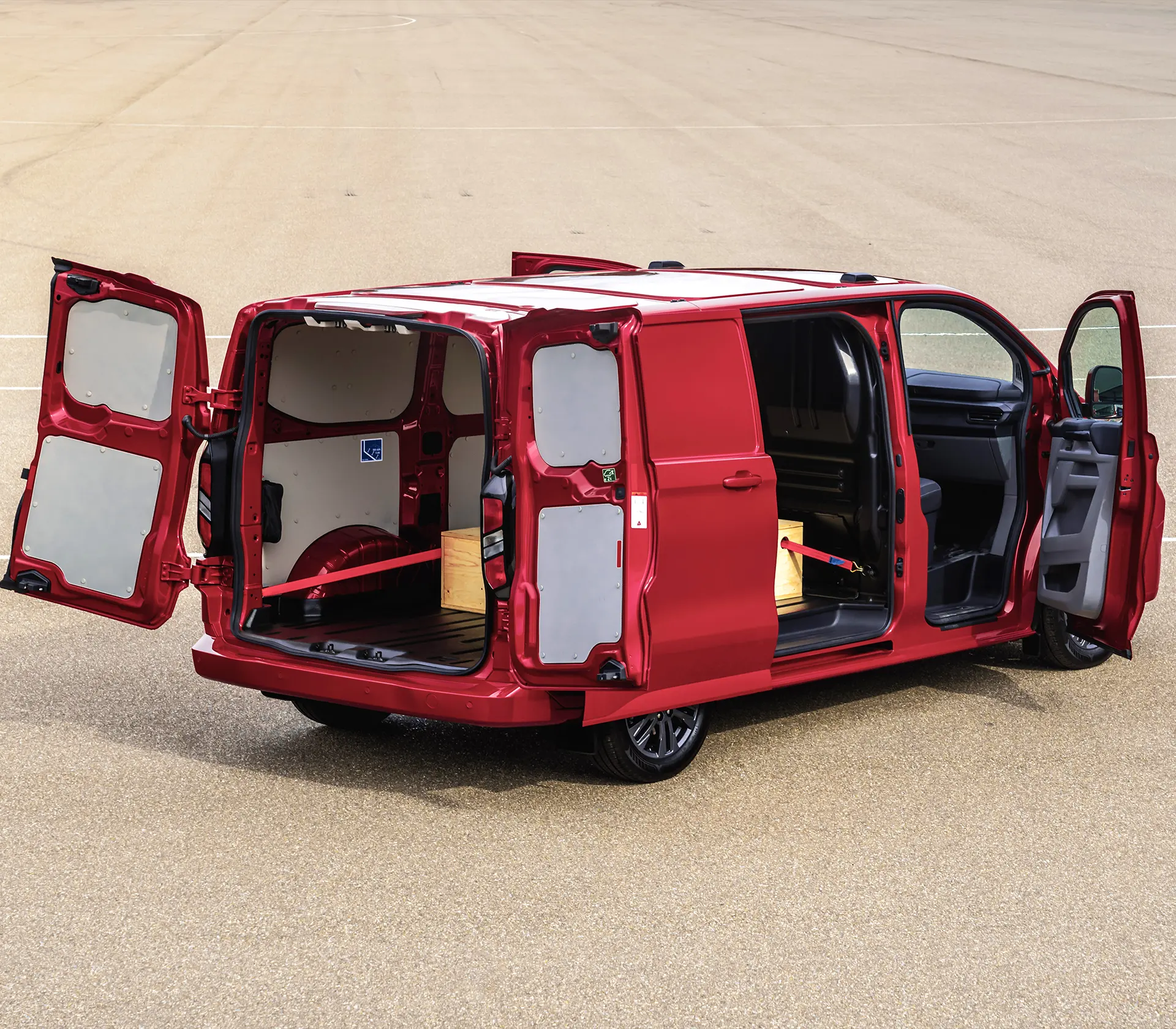 Heckansicht auf einen roten Transit Custom, der alle Türen offen hat