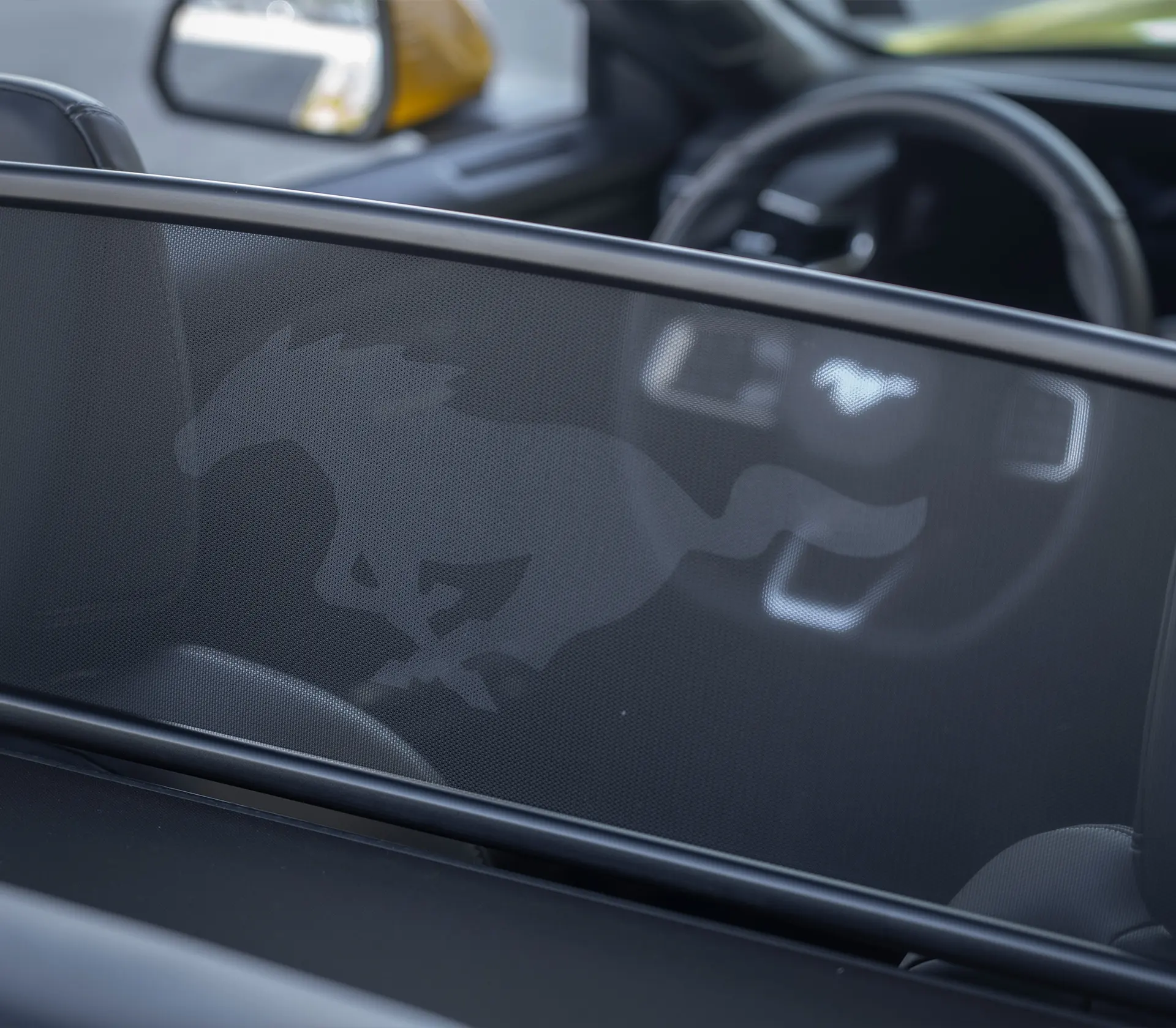 aufgestellter Windabweiser beim Ford Mustang