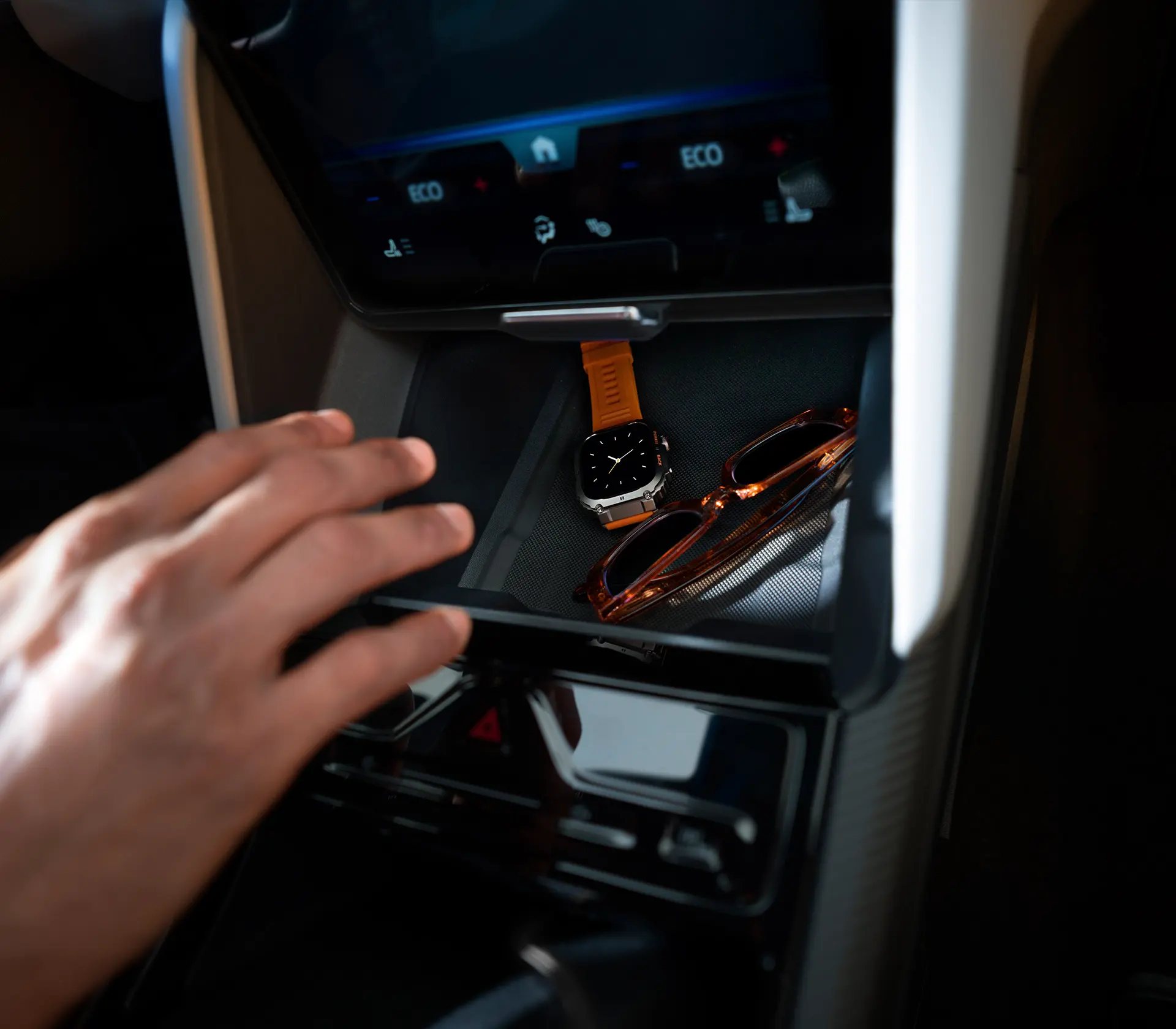 Uhr und Sonnenbrille liegen in der Mittelkonsole des Capri
