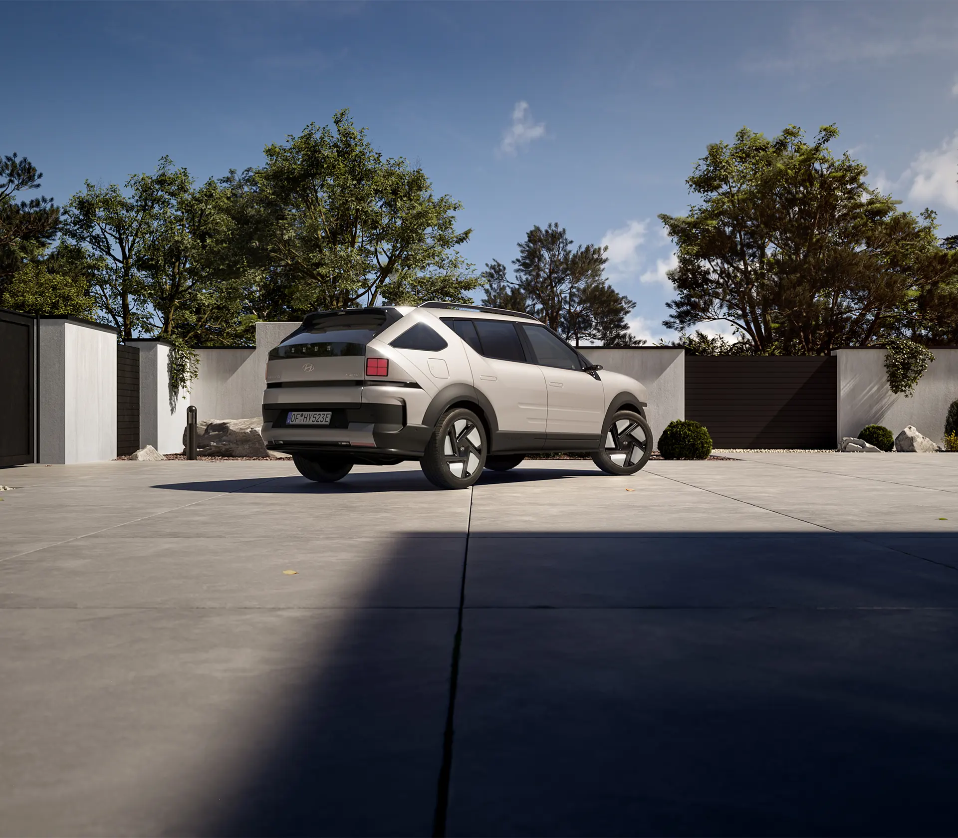 die Heckansicht auf den Nexo welcher in einer Einfahrt steht