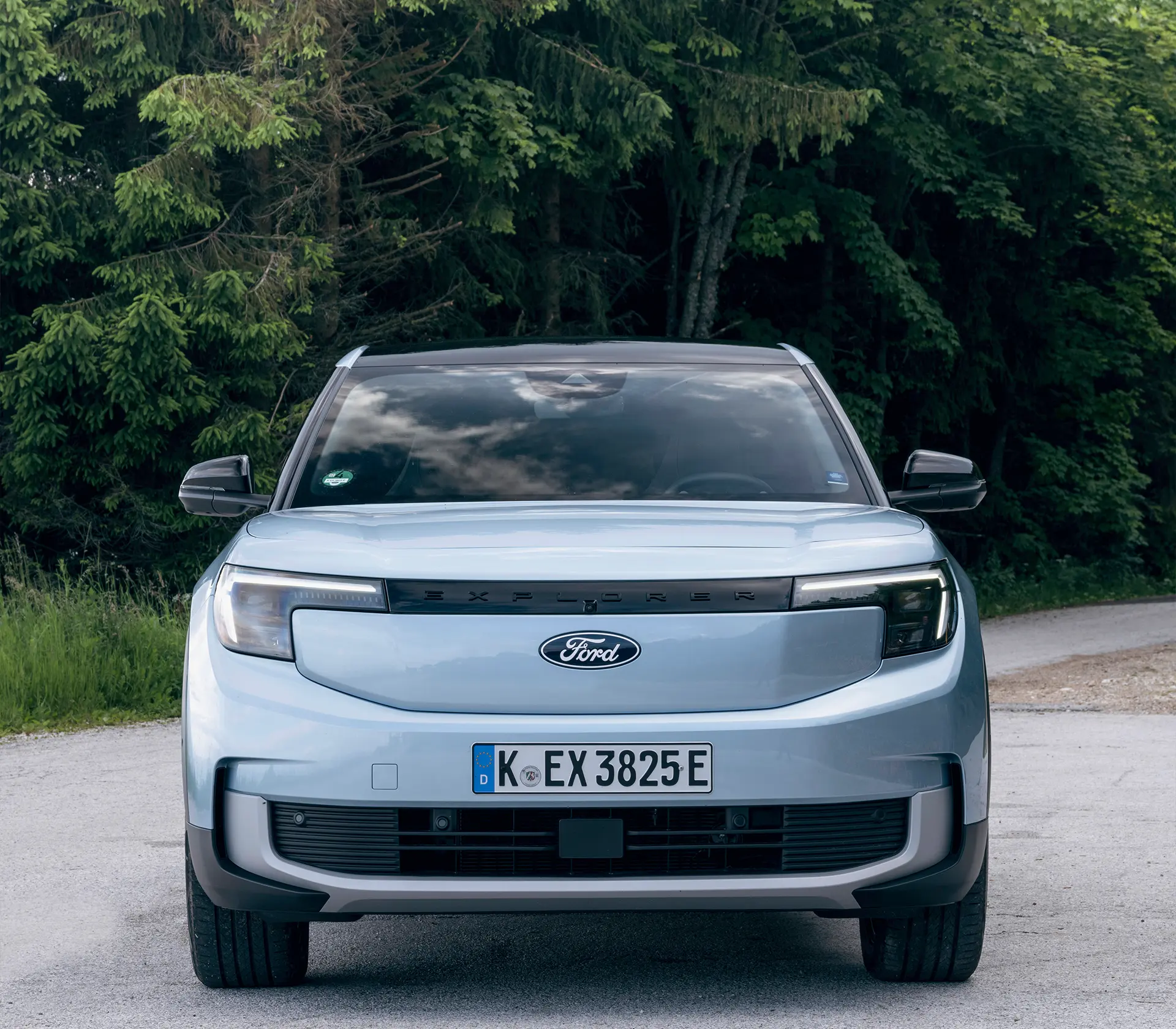 nahe Frontansicht auf hellblauen Explorer