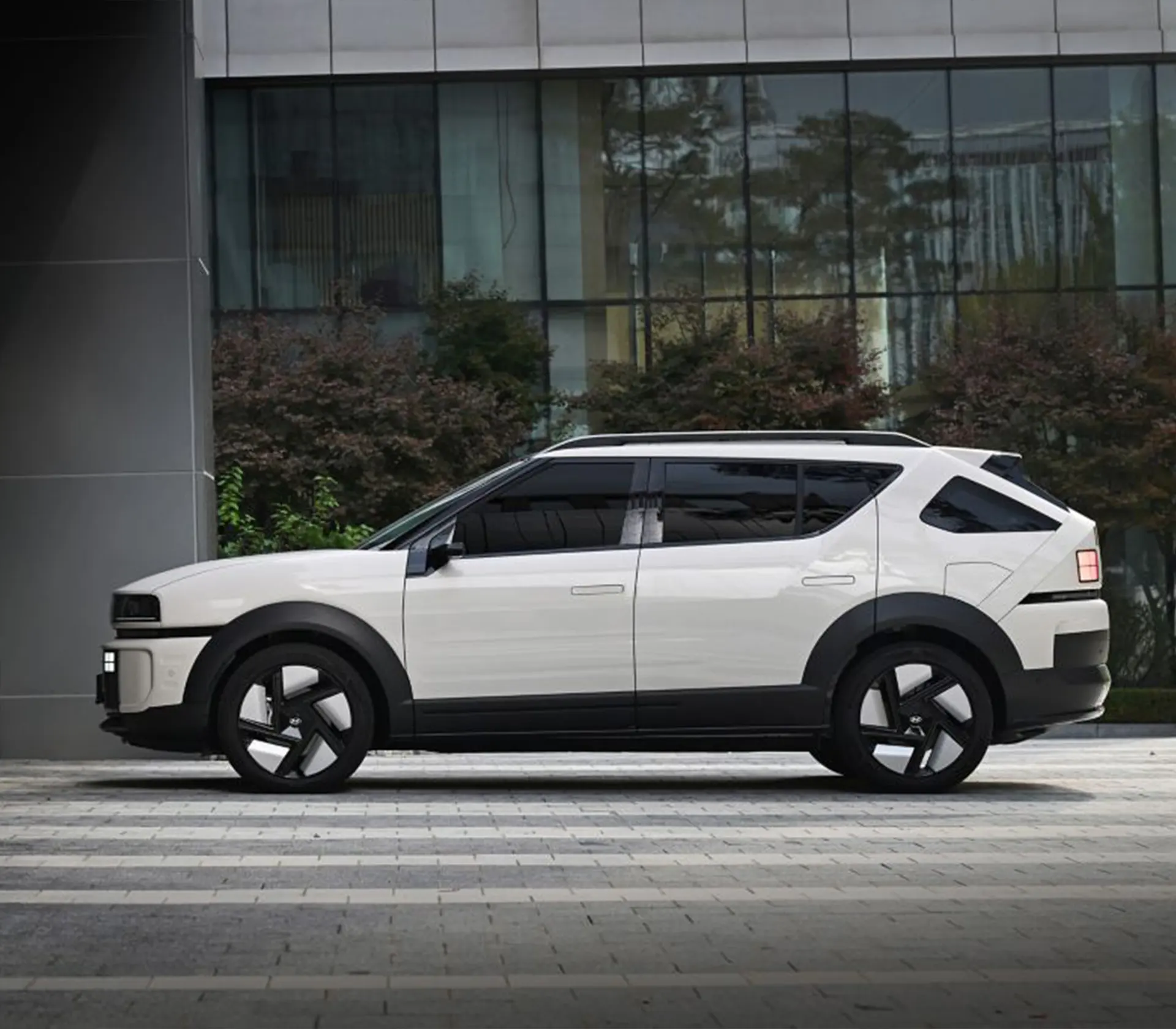 die Seitenansicht auf einen Weißen Hyundai Nexo