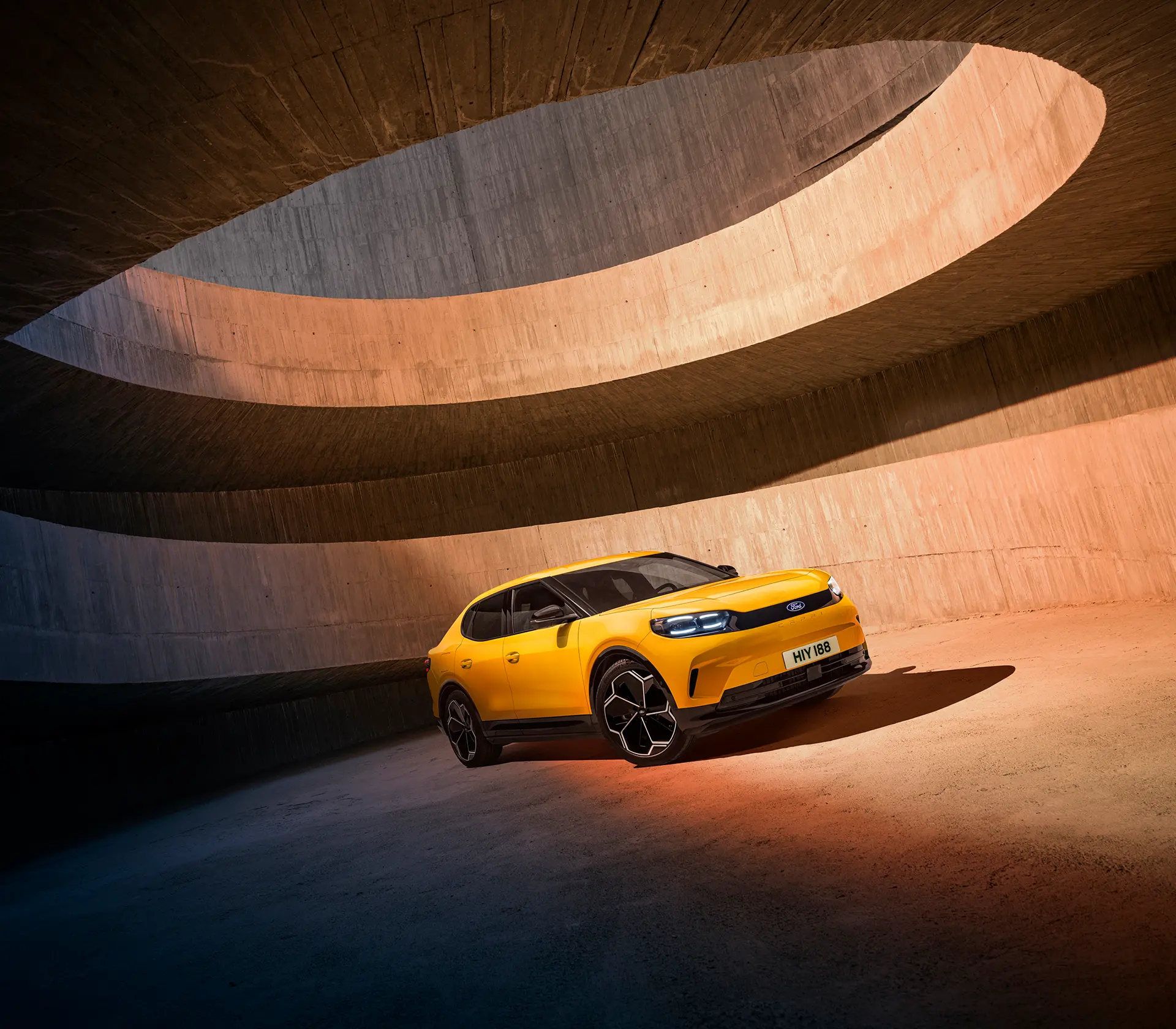 gelber Ford Capri steht in einer Runden Garage mit offenem Dach