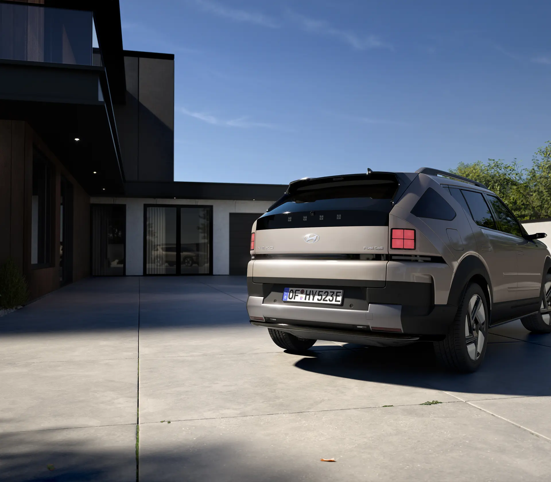 die Heckansicht auf den Nexo welcher in einer Einfahrt vor einem Haus steht