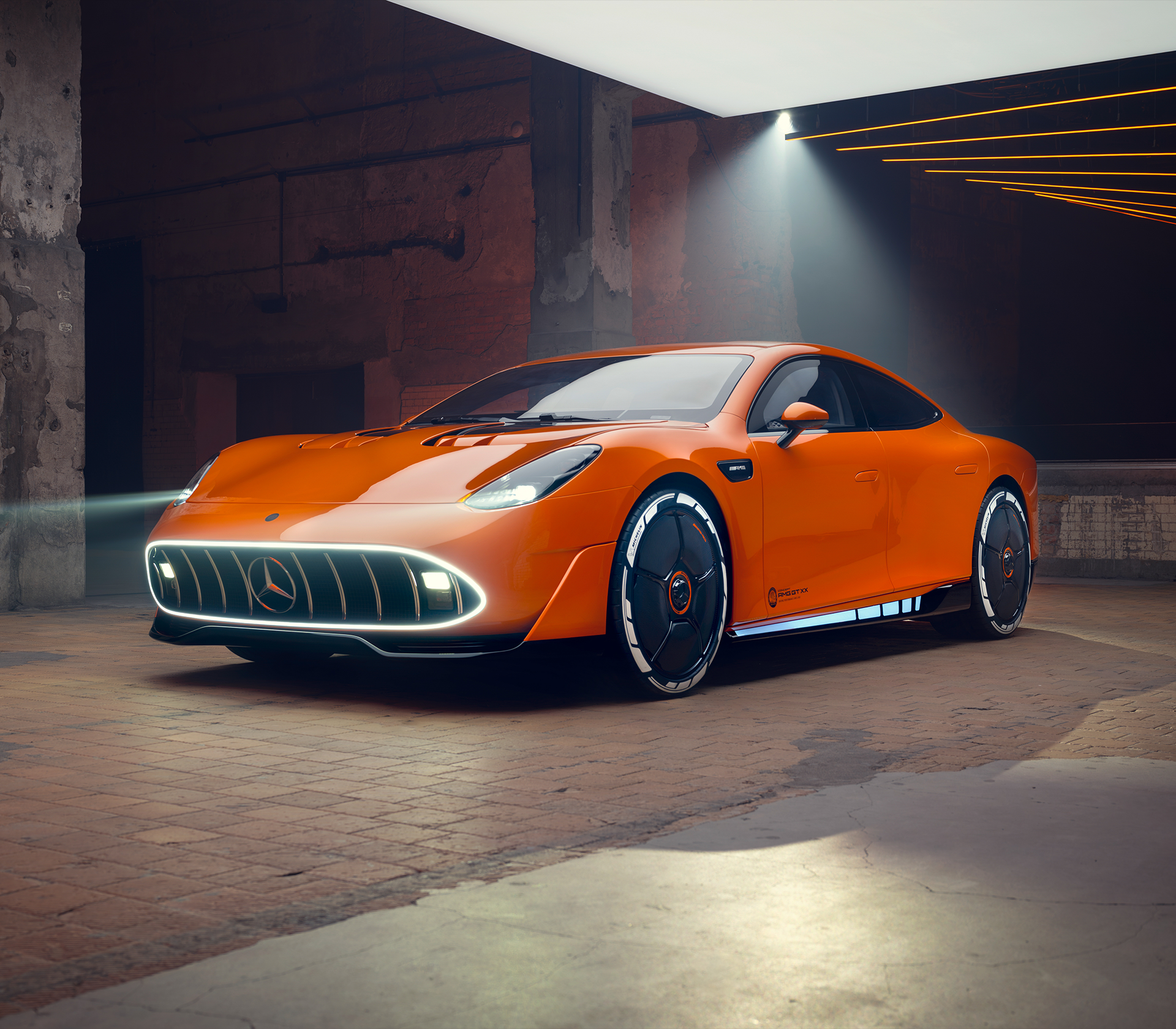 Mercedes-Benz Concept AMG GT XX steht in orangener Farbe unter einem Licht