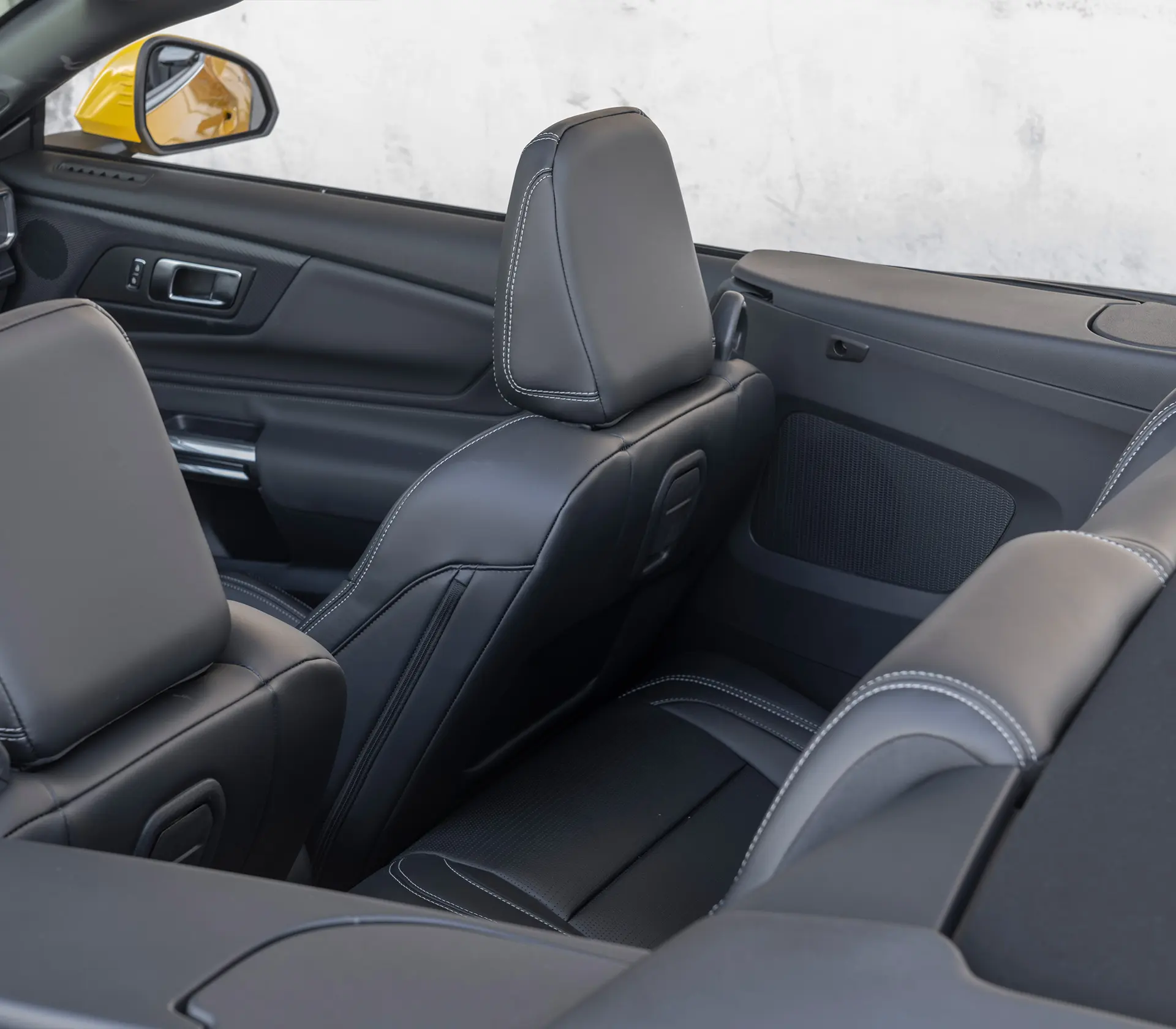 Sitze im Ford Mustang aus der Vogelperspektive