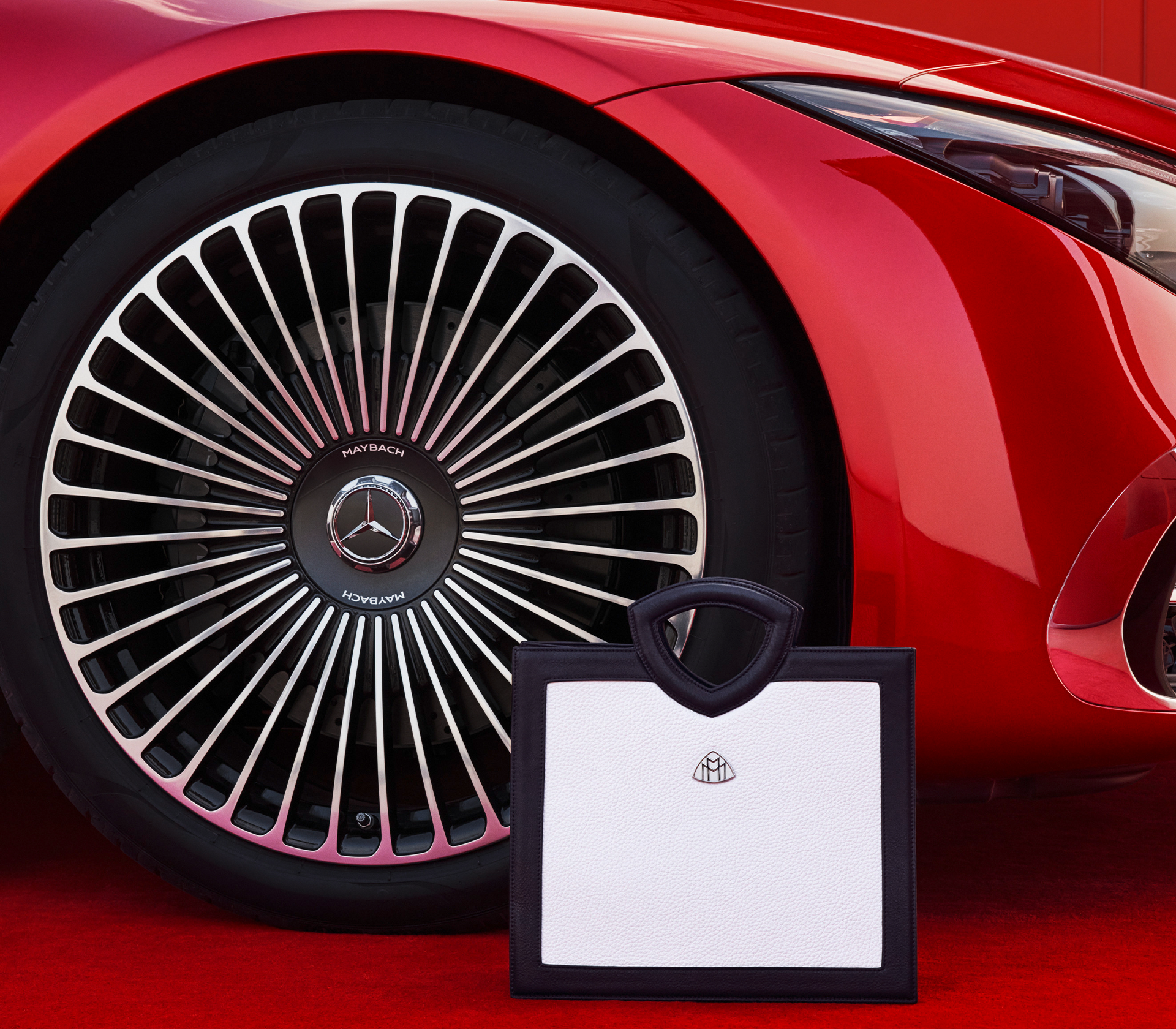 Maybach SL Mehrspeichenfelge in der Nahaufnahme.