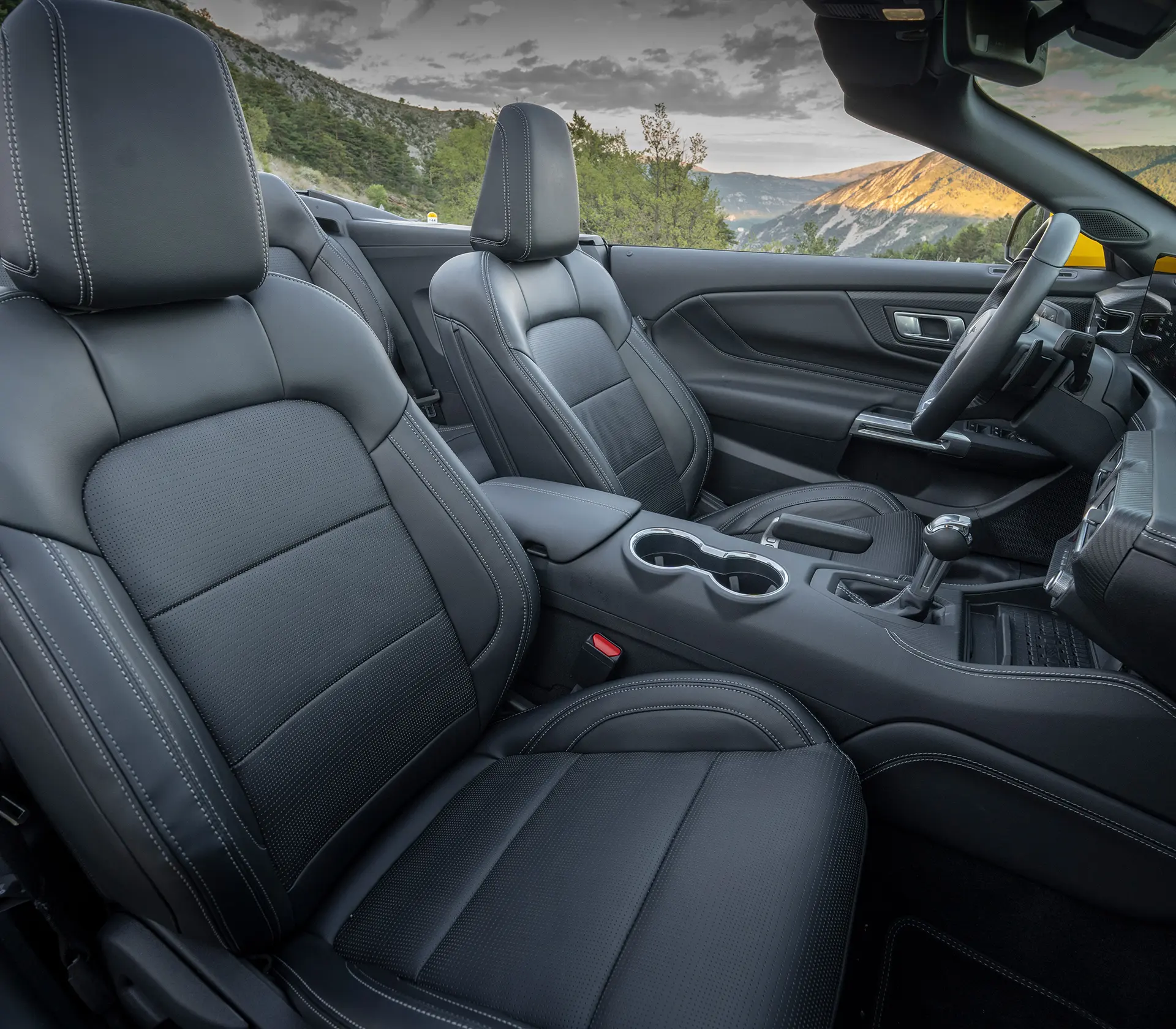 vorderen Sitze im Ford Mustang mit geöffneten Cabrio Dach