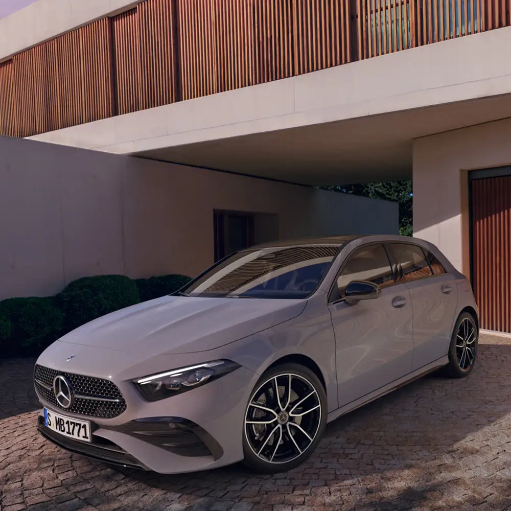 A-Klasse Kompaktlimousine in Einfahrt vor einem modernen Haus