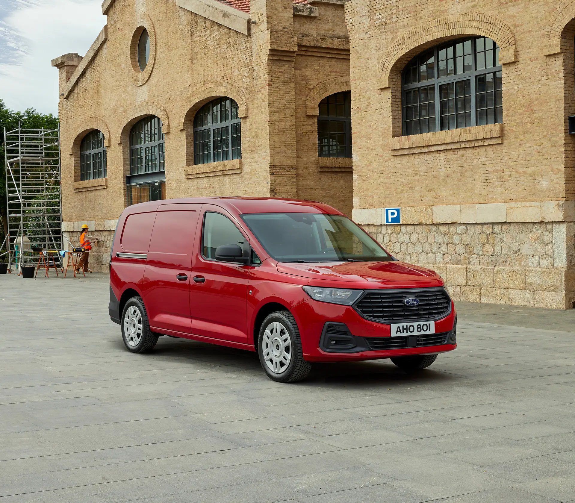 Roter Transit-Connect vor älterem Gebäude
