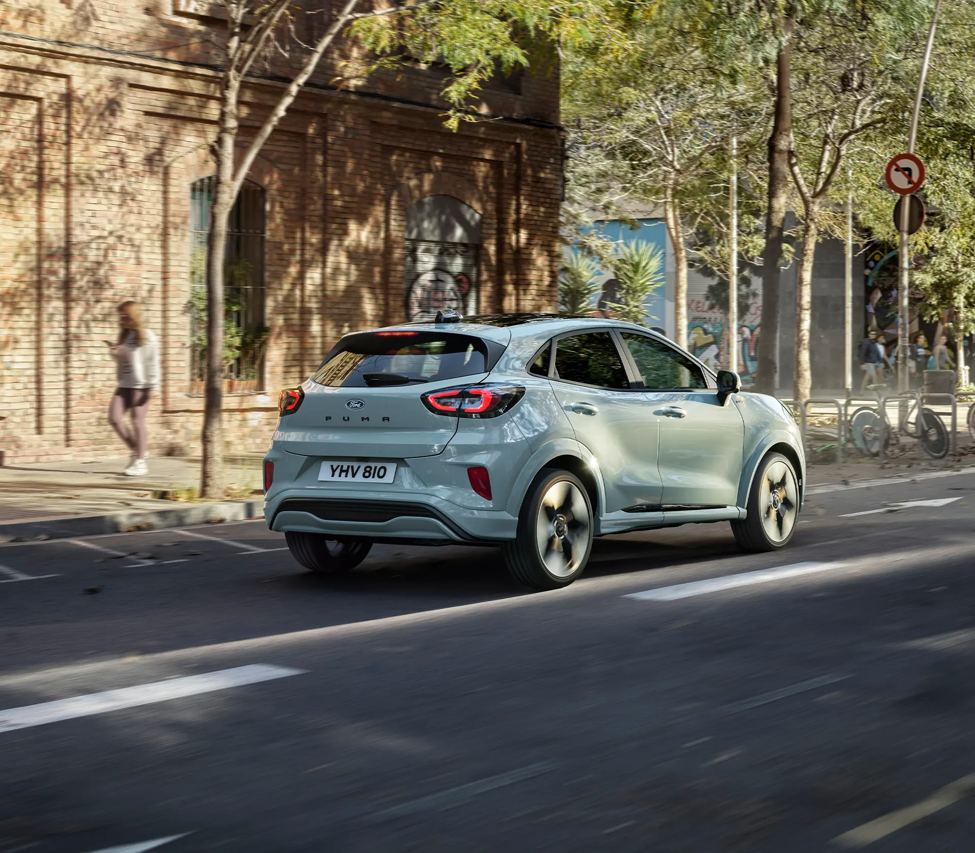 grauer Puma fährt auf der Straße in der Innenstadt mit Ansicht auf das Heck