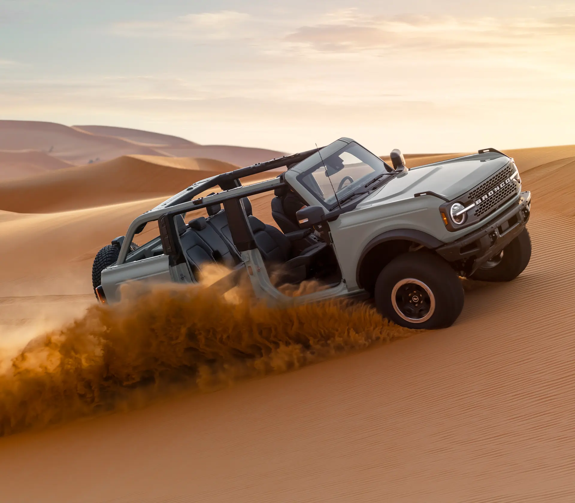 die Seitenansicht vom Bronco welcher in der Wüste fährt