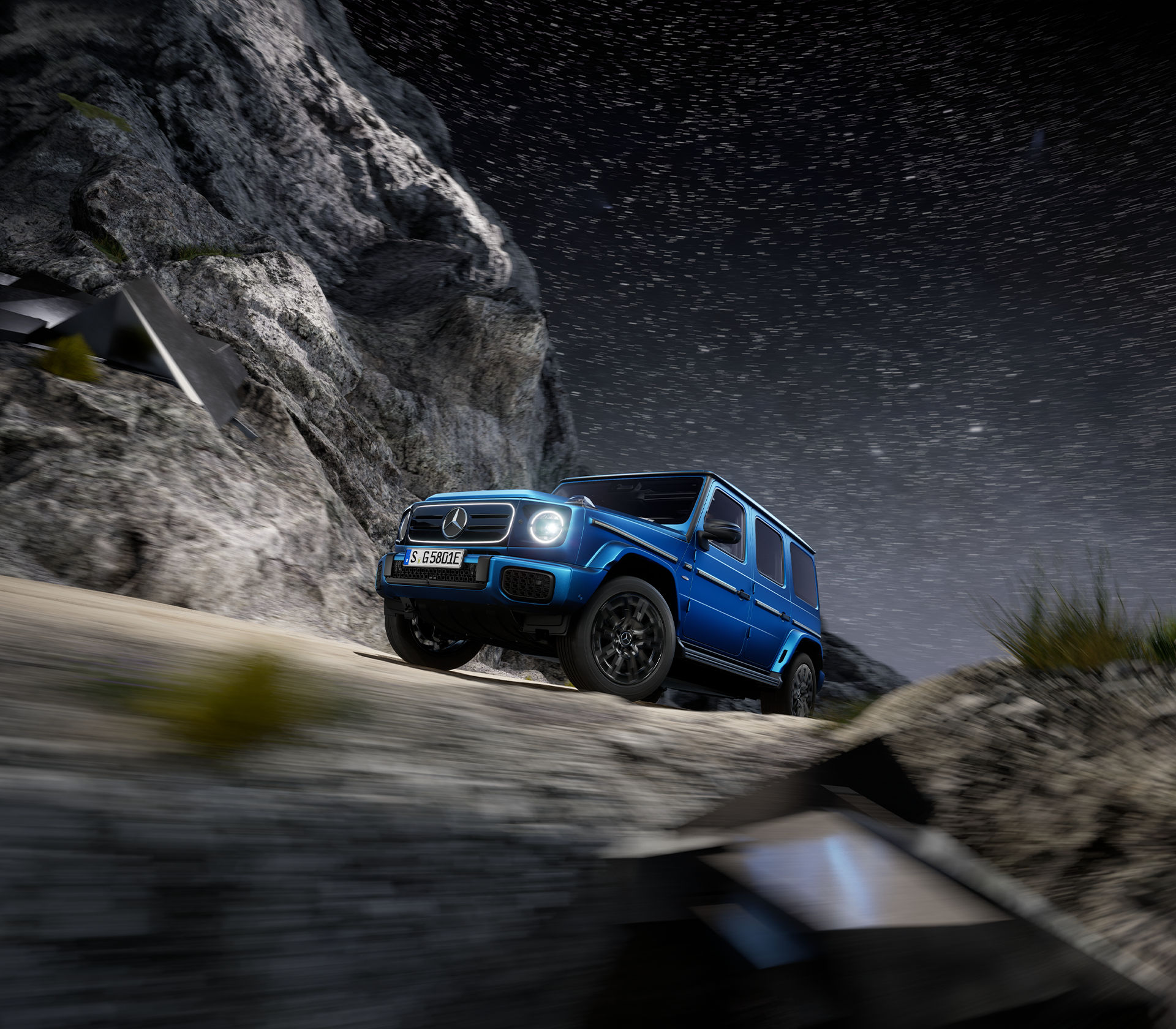 Mercedes-Benz G-Klasse fährt bei Nacht