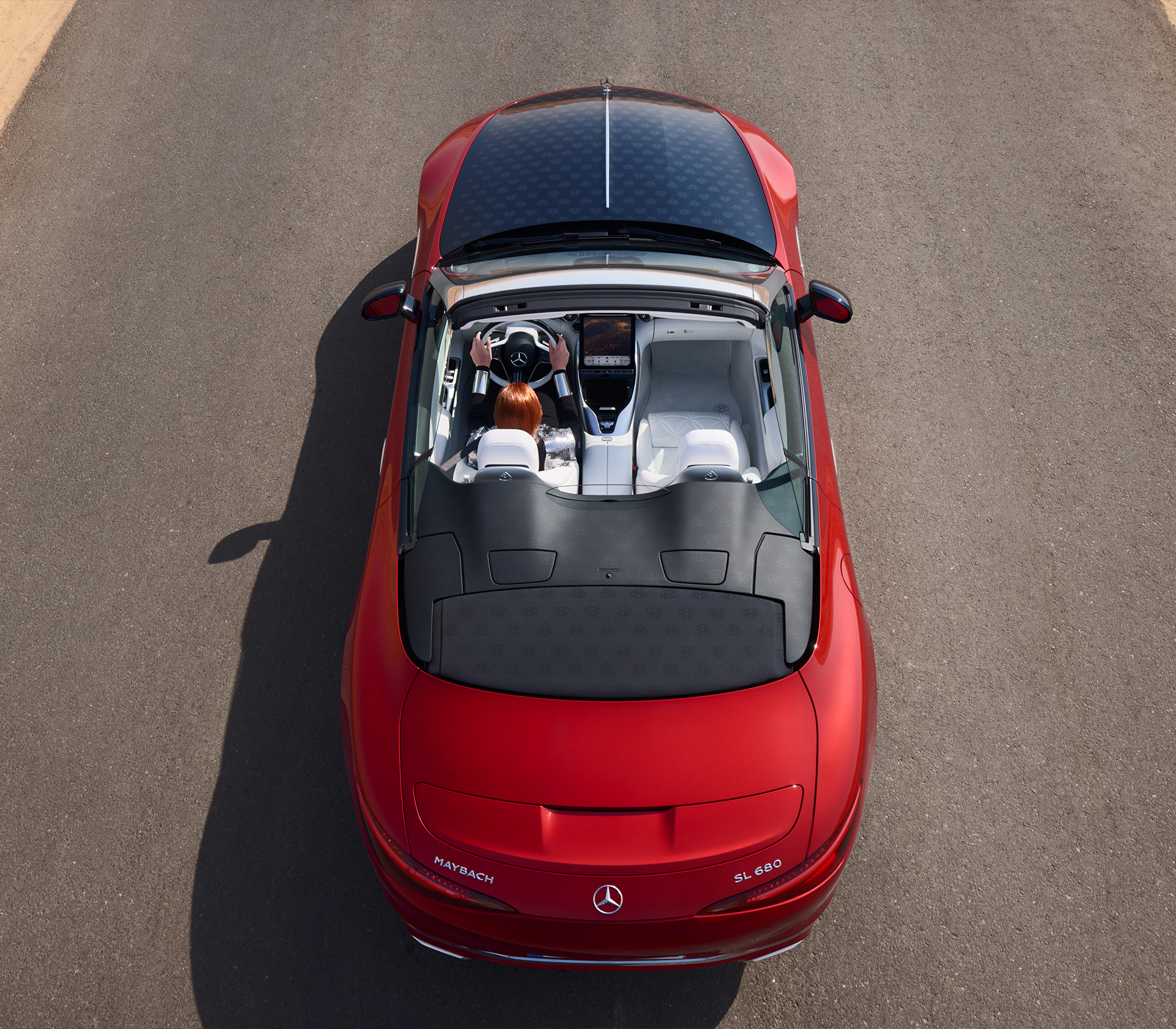 Maybach SL aus der Vogelperspektive von hinten am fahren