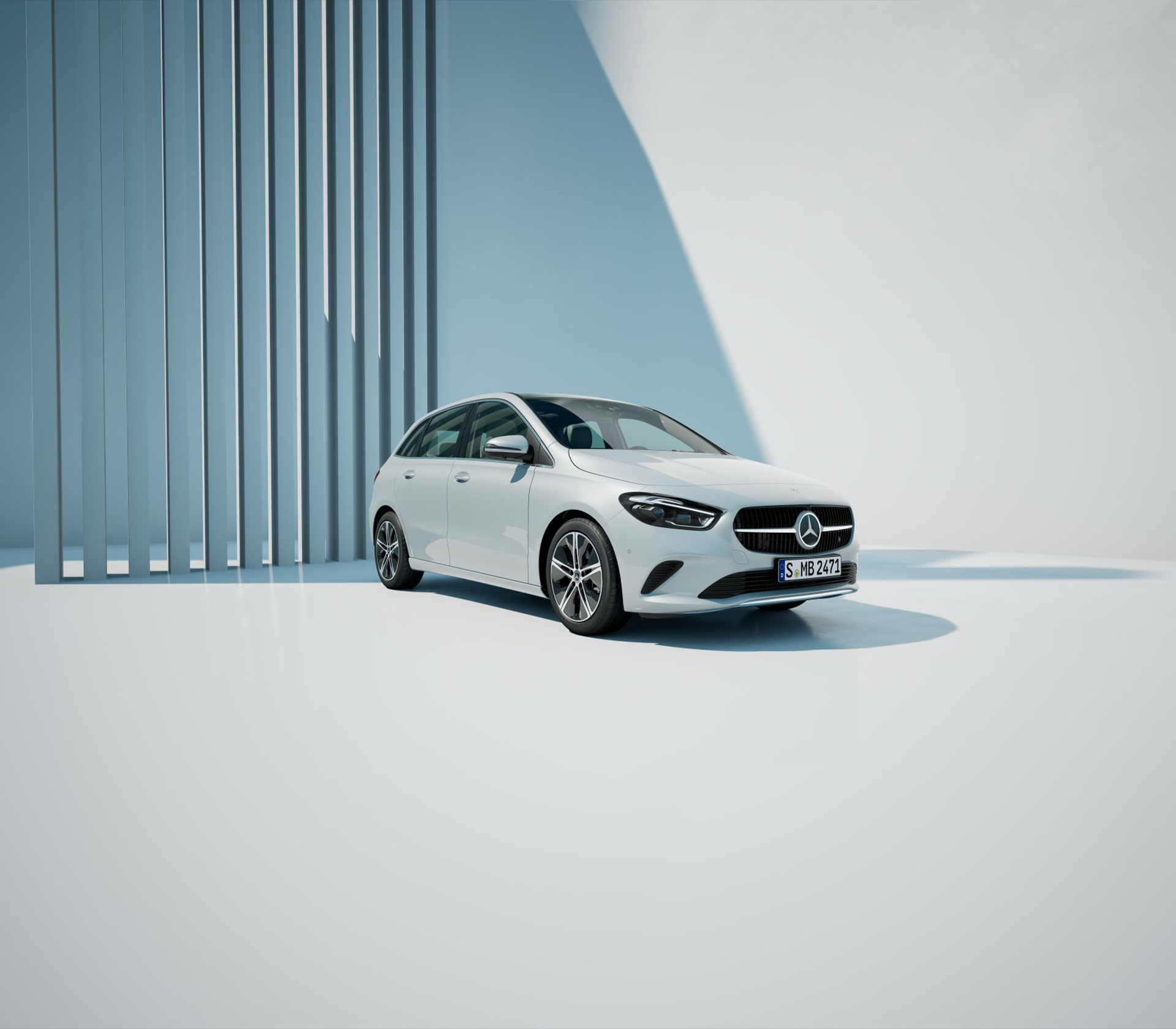 Mercedes-Benz B-Klasse in Weiß in Studienumgebung mit Schattenspiel.