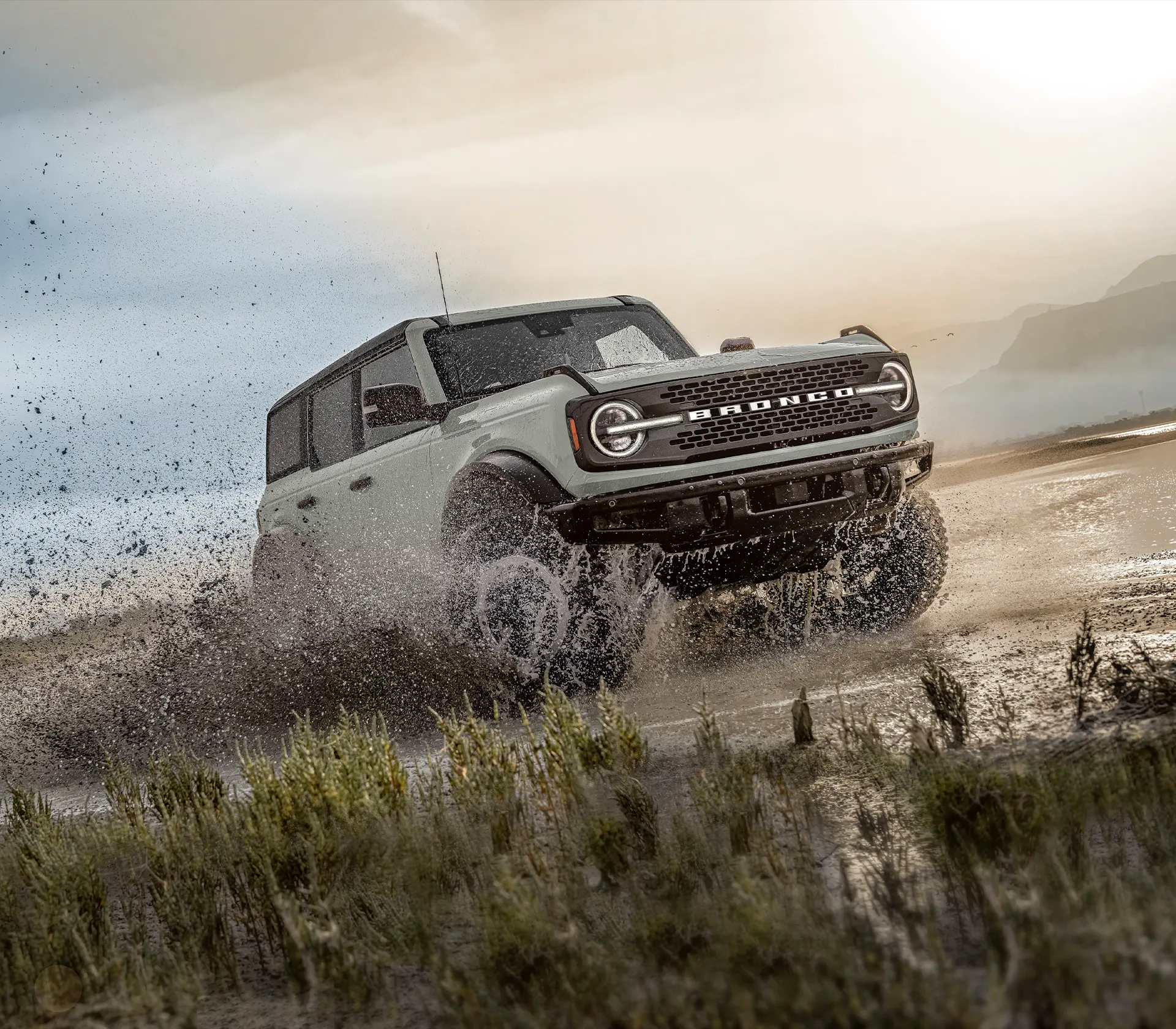 der Bronco fährt durch Wasser und Schlamm